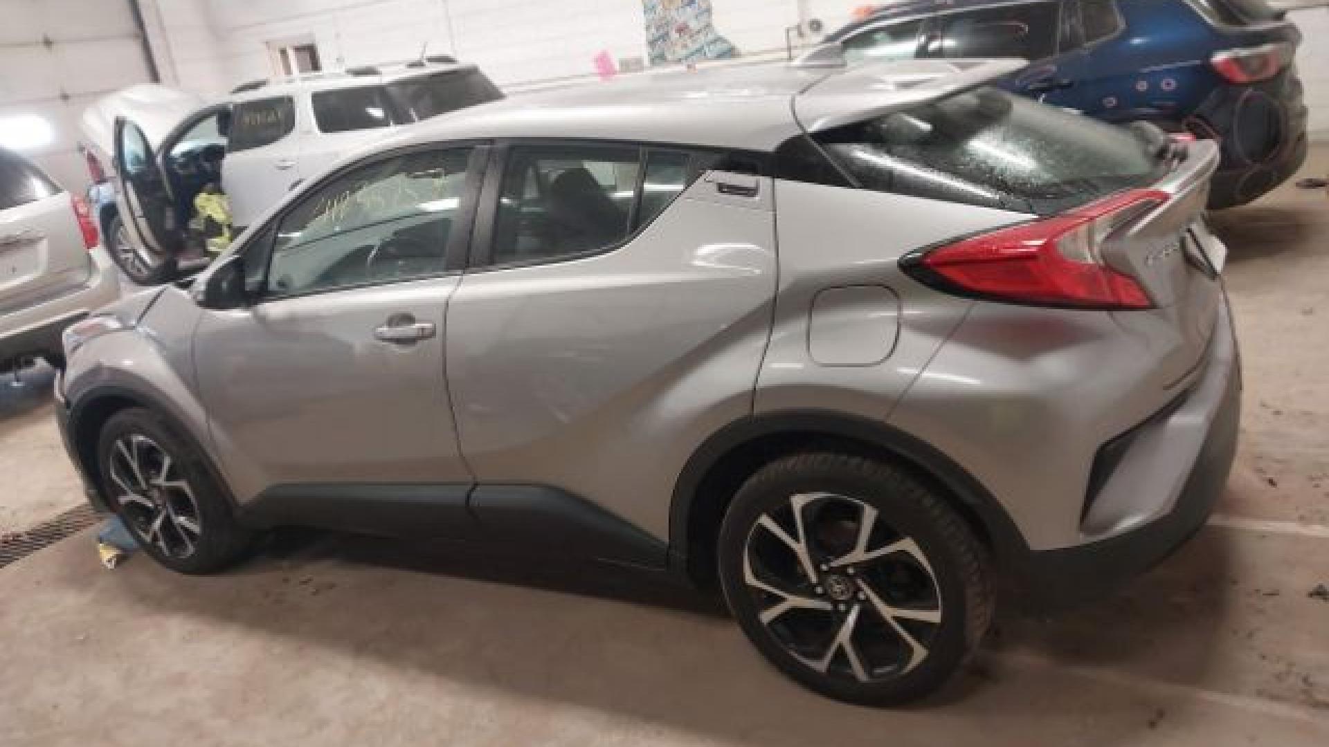 Toyota  - C-Hr  - 2018 - Silver - 41235757