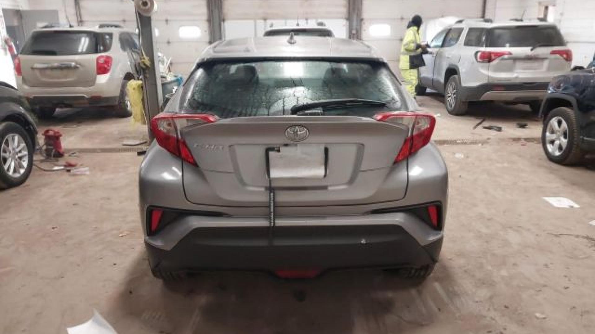 Toyota  - C-Hr  - 2018 - Silver - 41235757