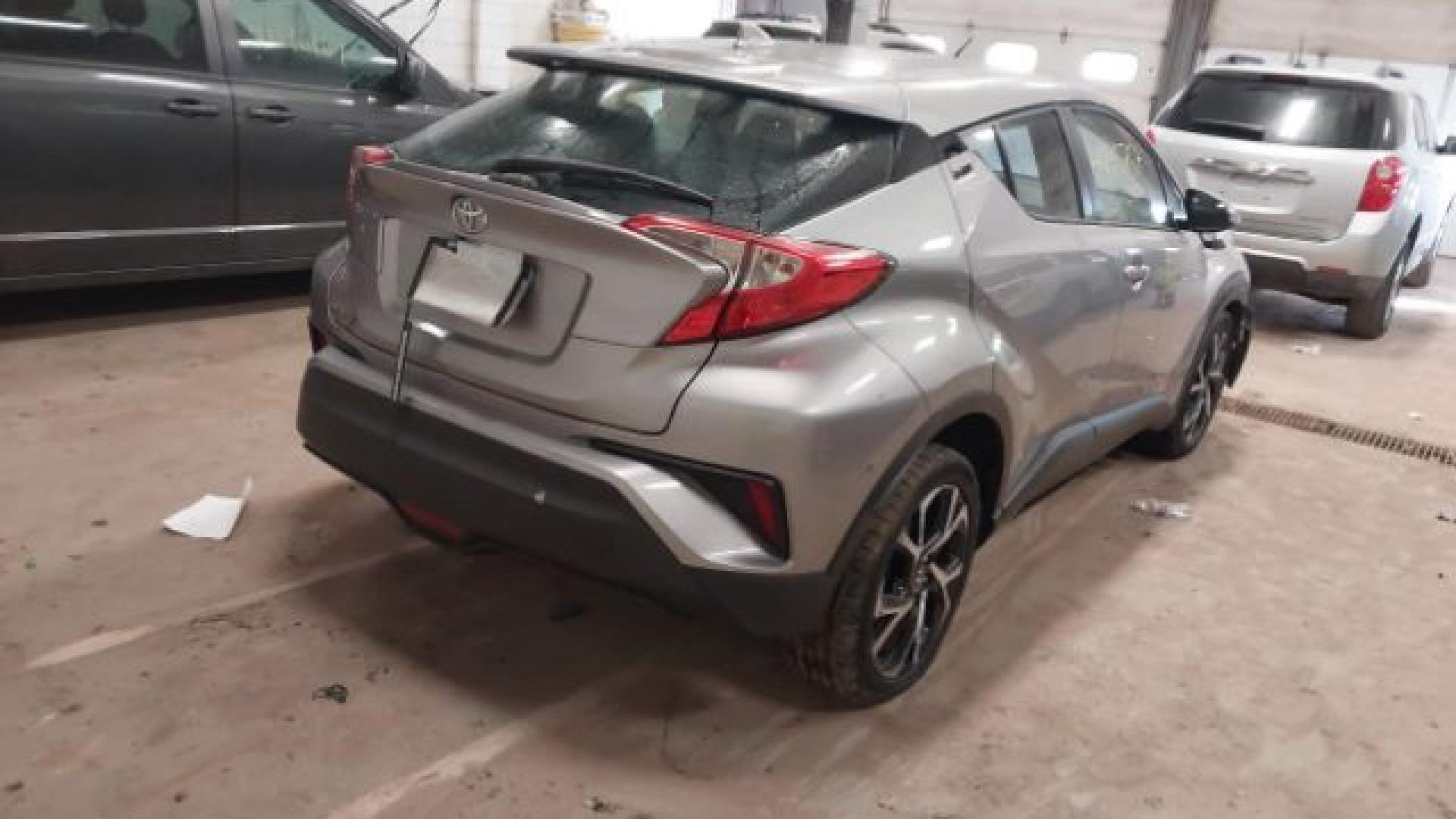 Toyota  - C-Hr  - 2018 - Silver - 41235757