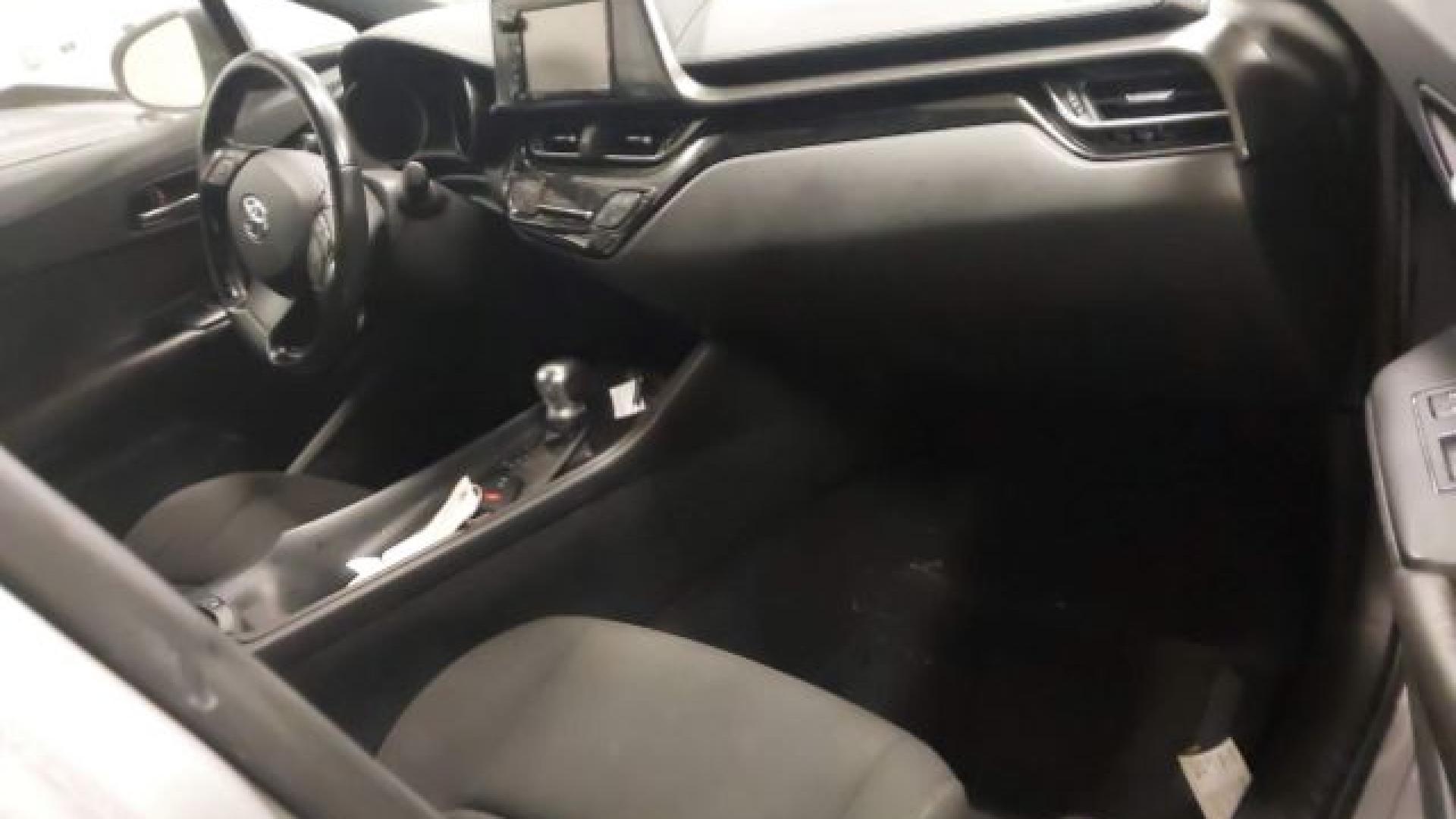 Toyota  - C-Hr  - 2018 - Silver - 41235757