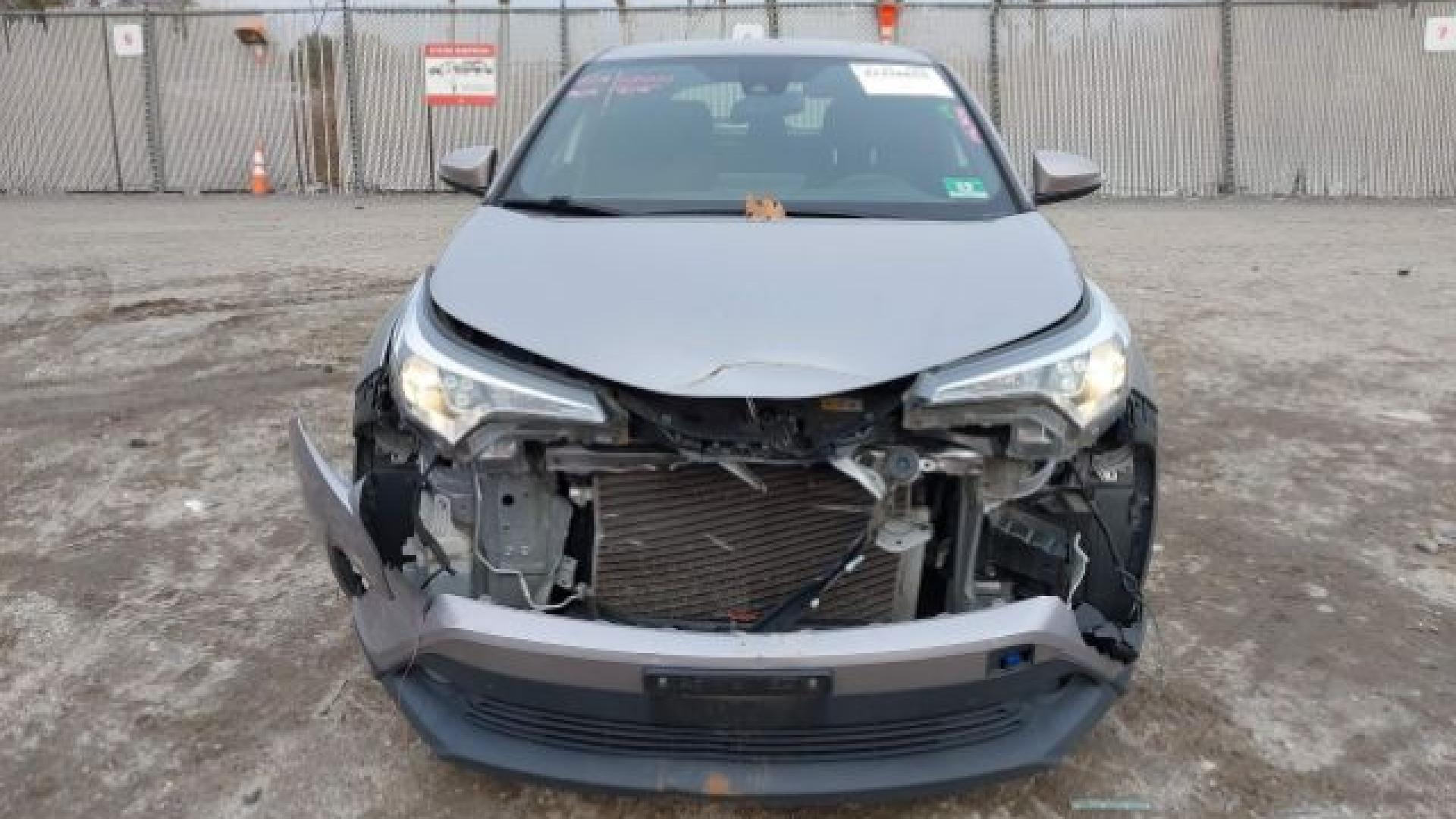 Toyota  - C-Hr  - 2018 - Silver - 41236655