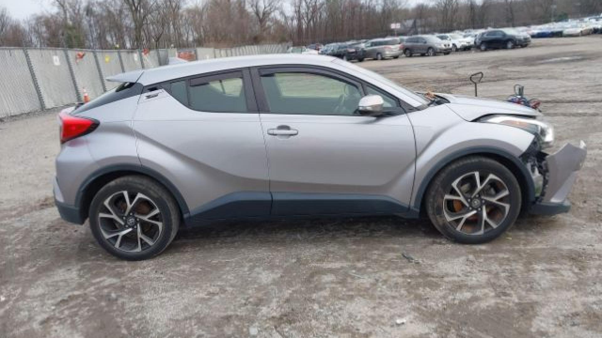 Toyota  - C-Hr  - 2018 - Silver - 41236655