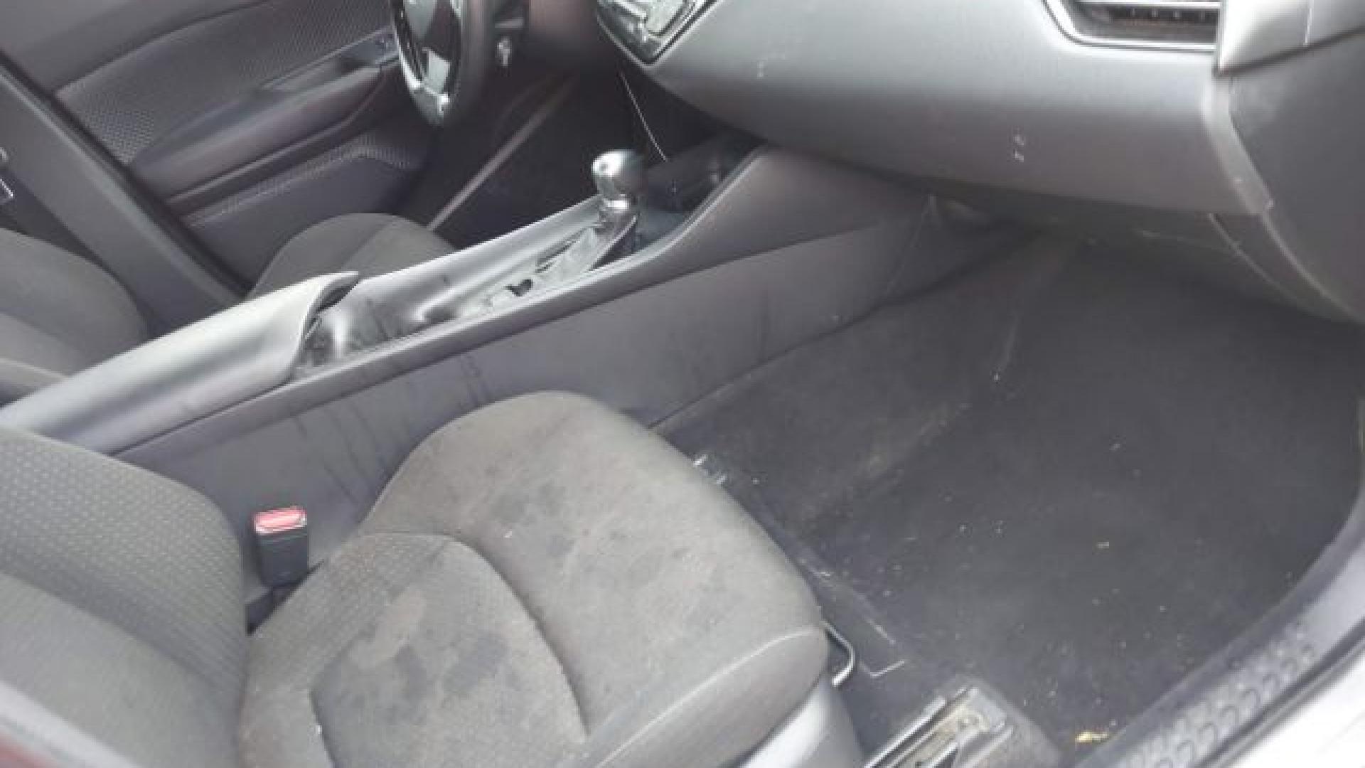 Toyota  - C-Hr  - 2018 - Silver - 41236655