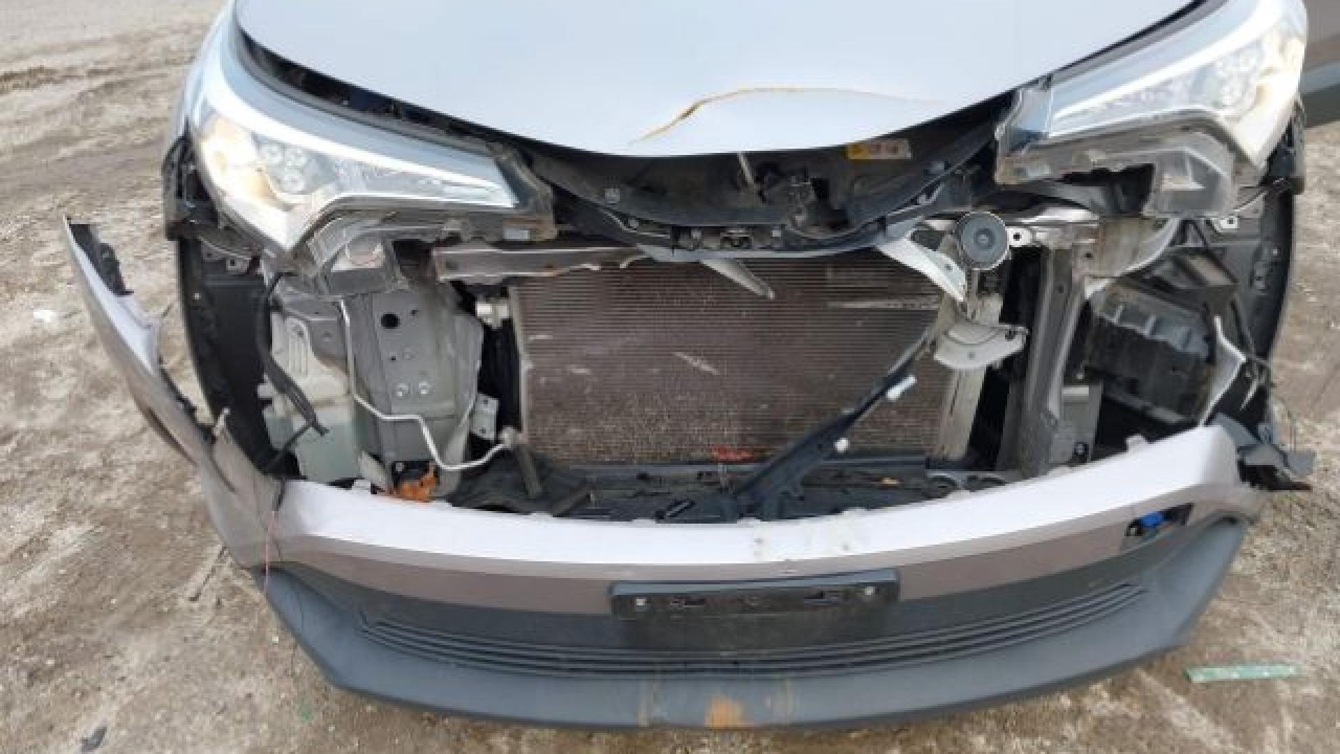 Toyota  - C-Hr  - 2018 - Silver - 41236655