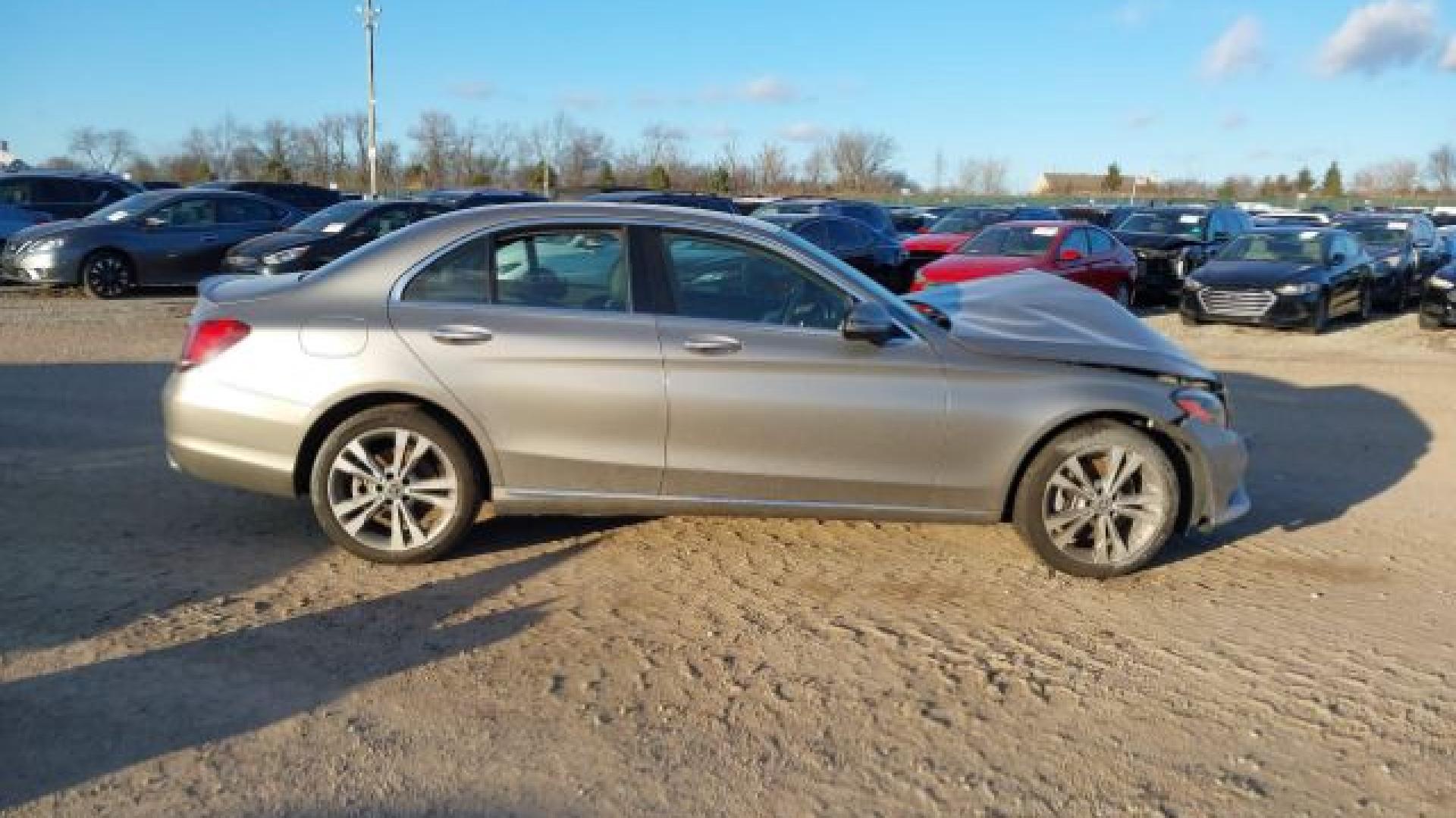 Mercedes - C300 - 2019 - Gold - 41238395
