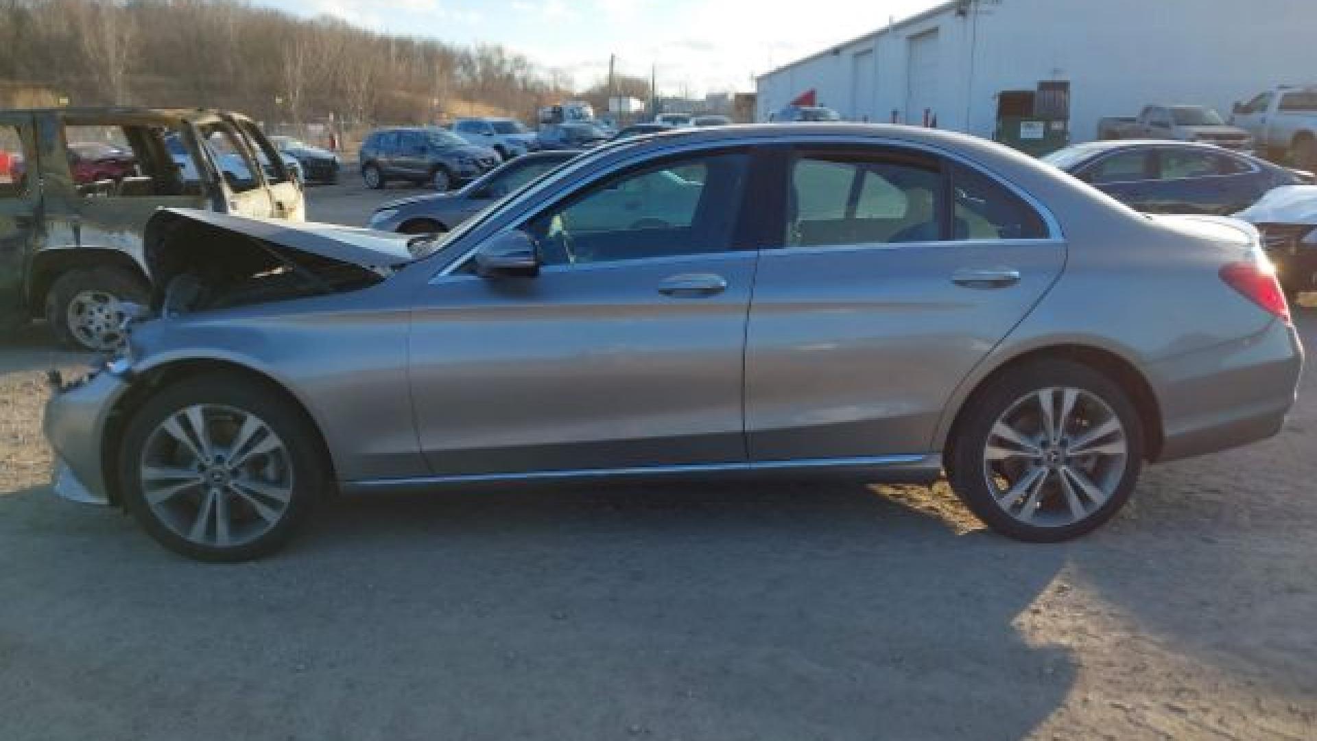 Mercedes - C300 - 2019 - Gold - 41238395