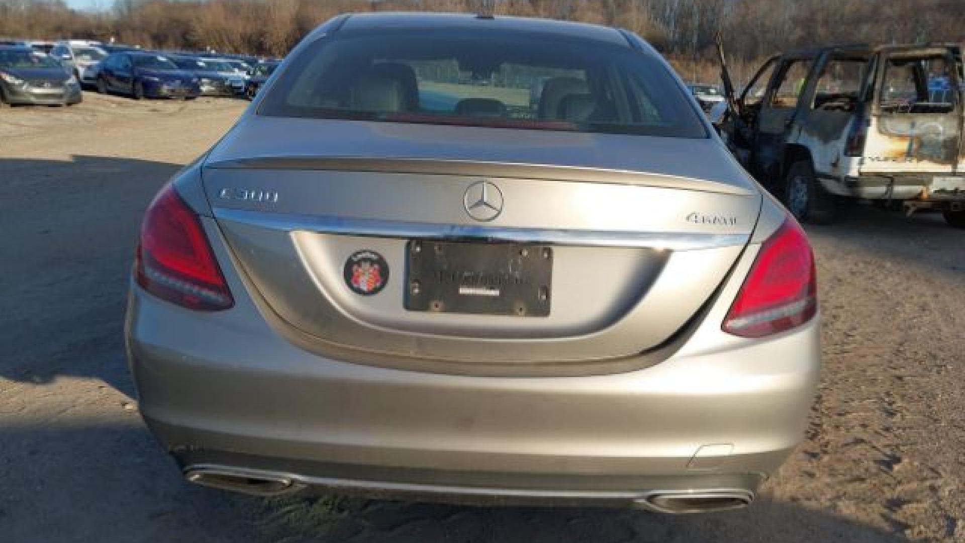 Mercedes - C300 - 2019 - Gold - 41238395