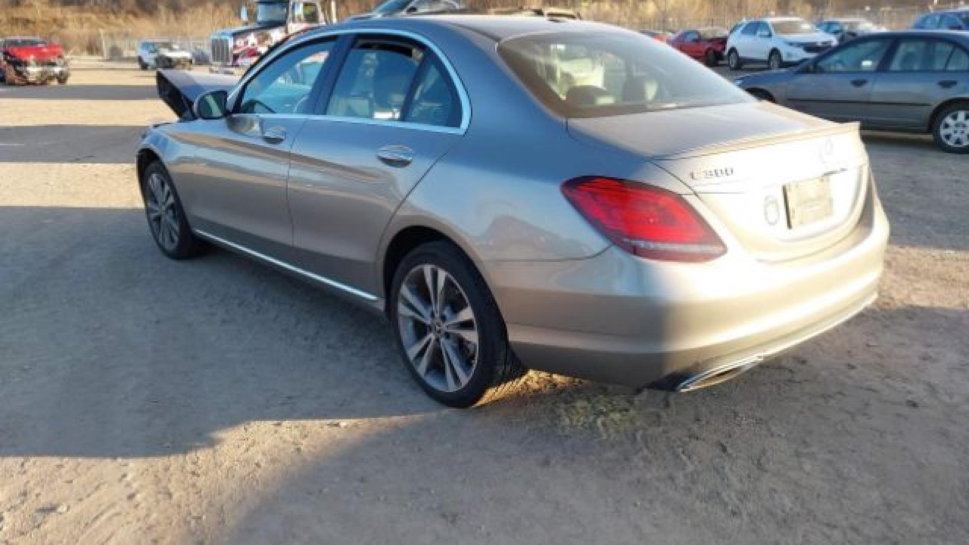 Mercedes - C300 - 2019 - Gold - 41238395
