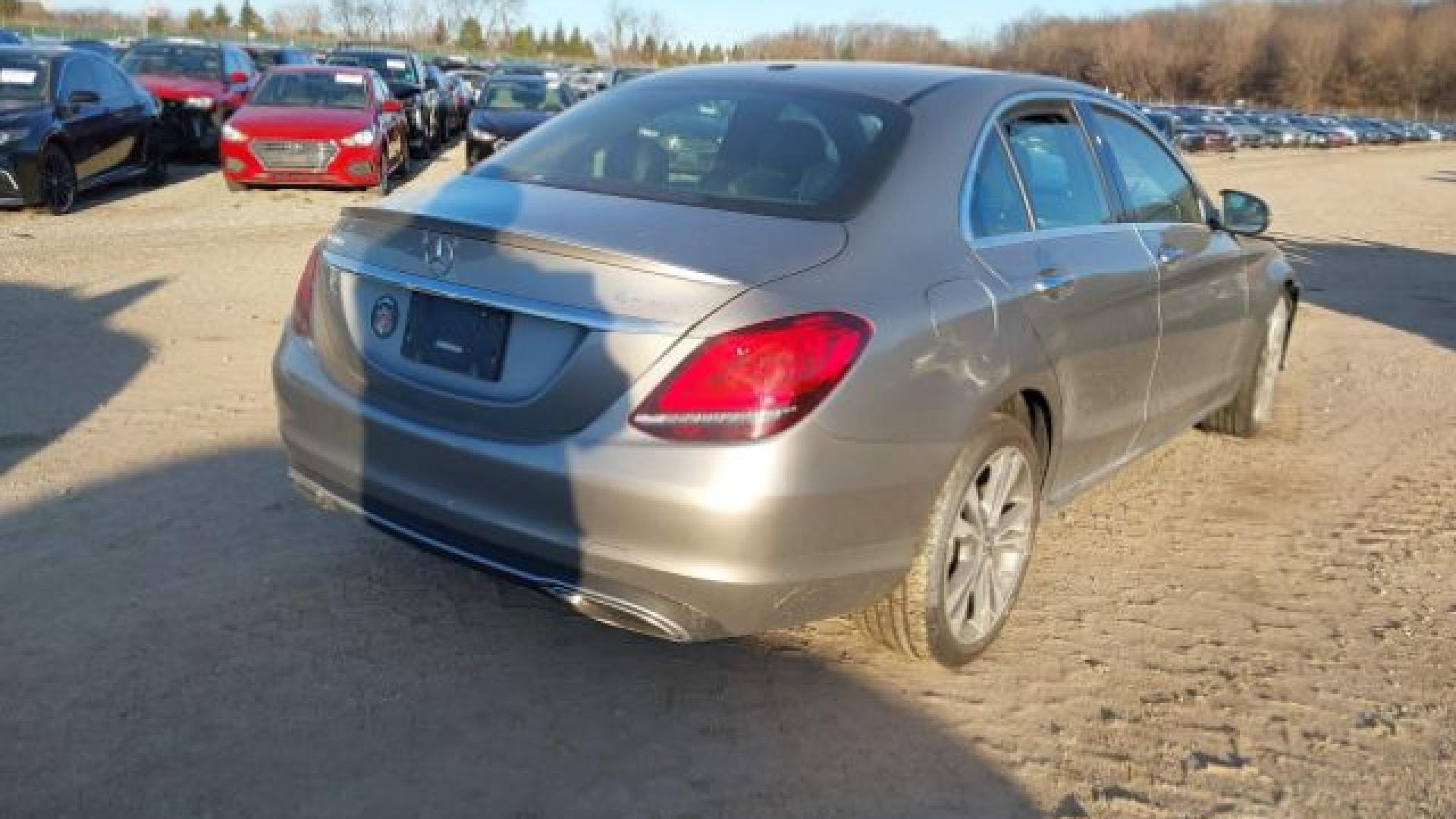 Mercedes - C300 - 2019 - Gold - 41238395