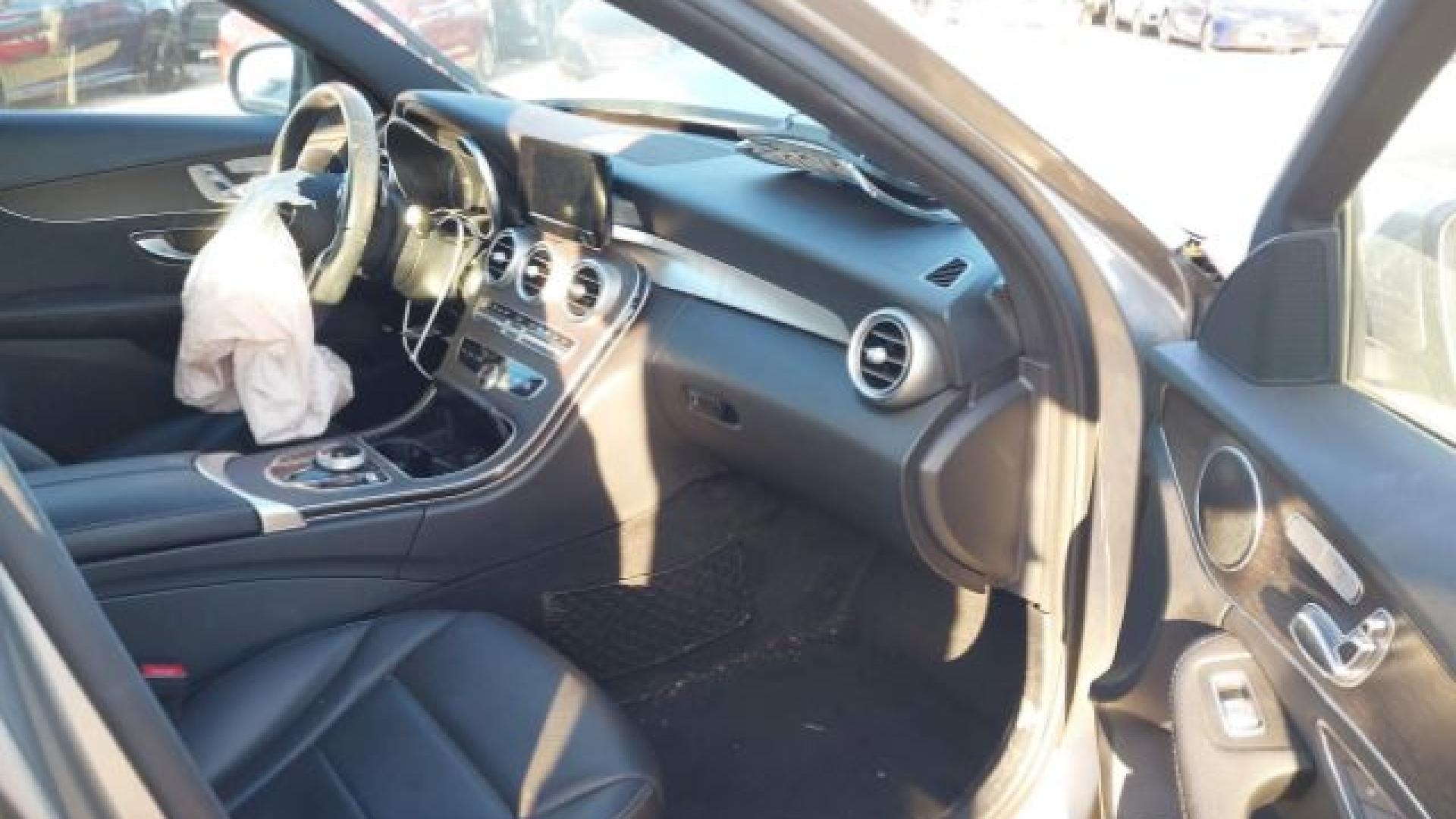 Mercedes - C300 - 2019 - Gold - 41238395