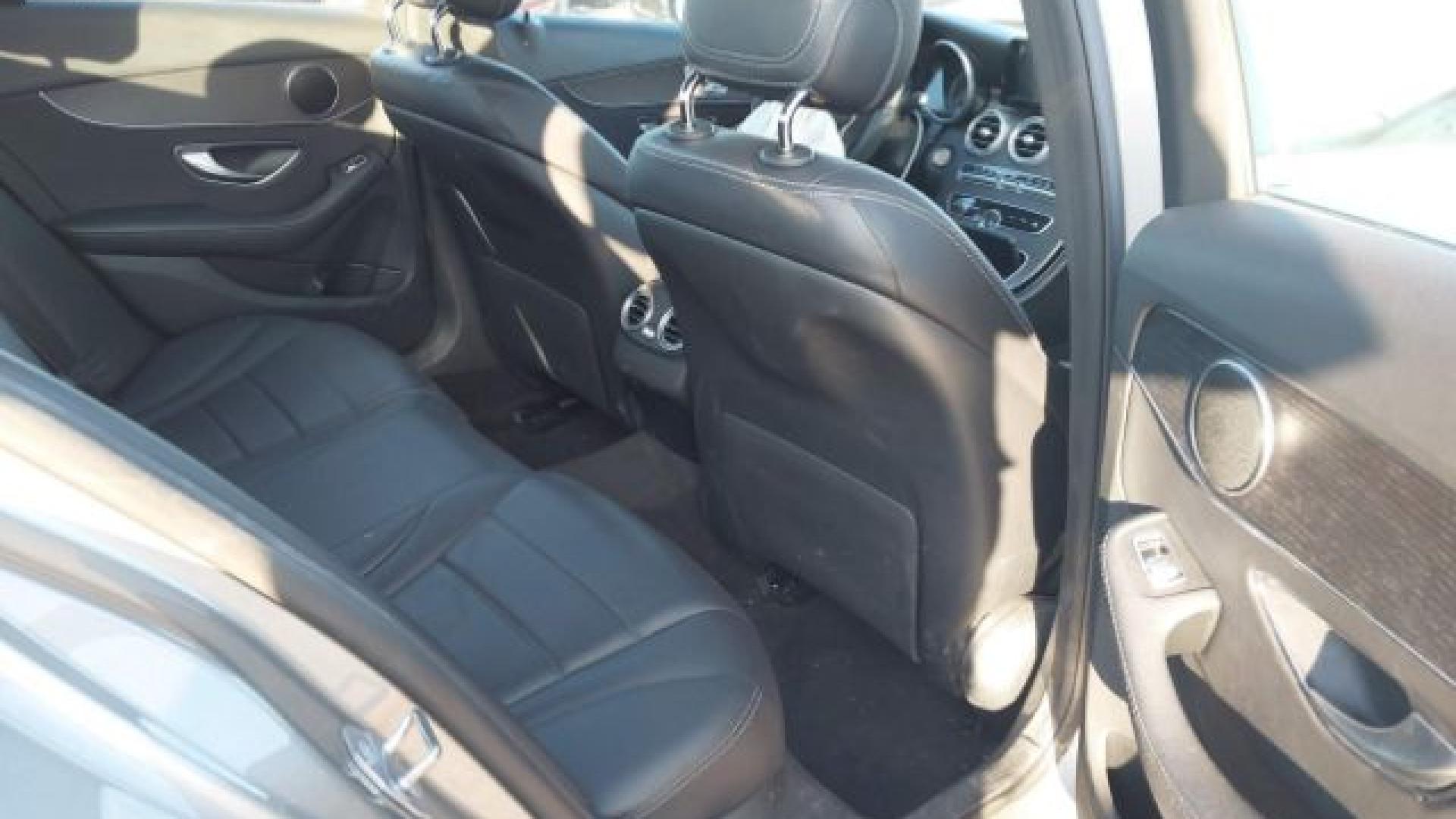 Mercedes - C300 - 2019 - Gold - 41238395