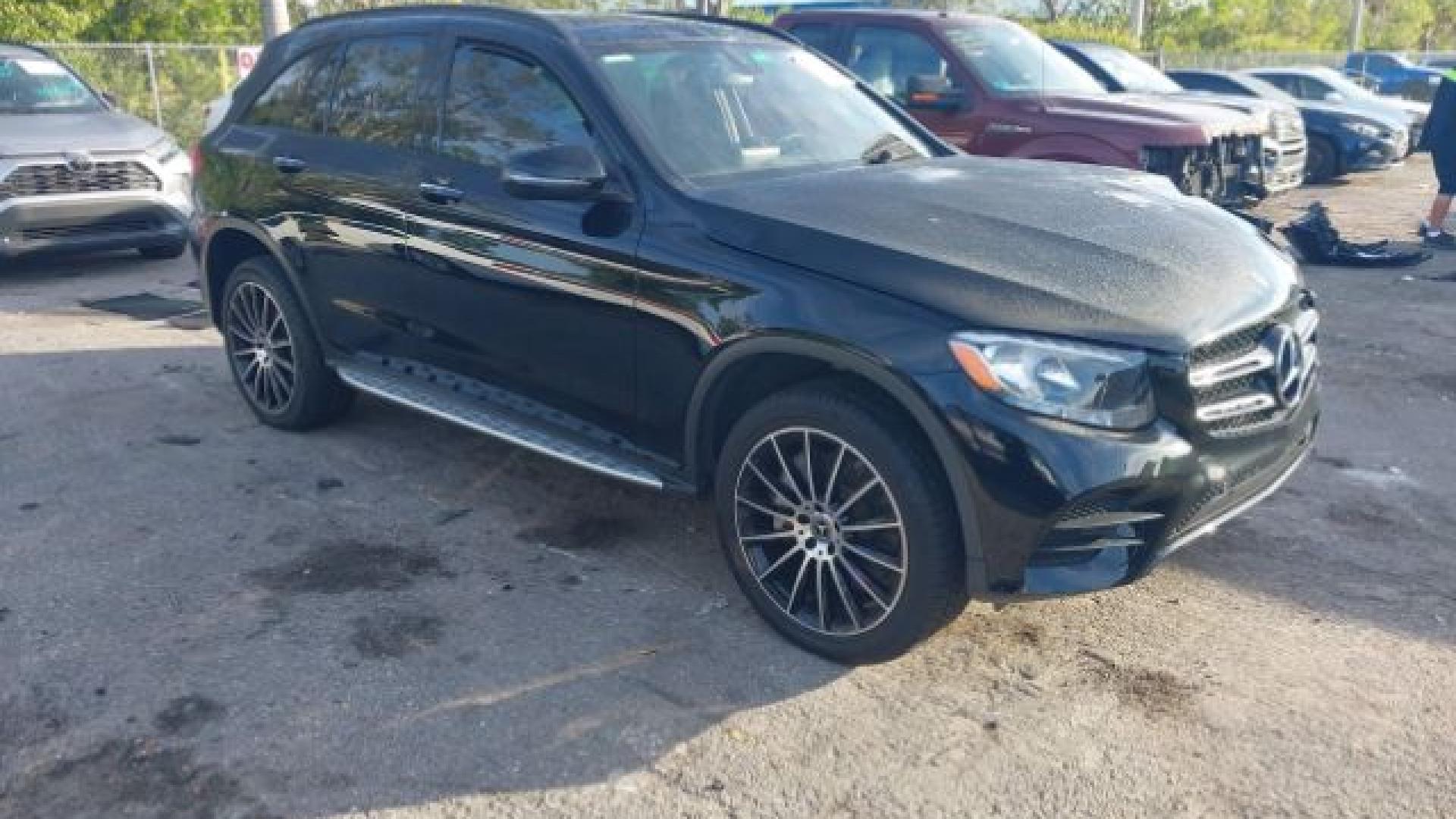 Mercedes - Glc300 - 2019 - Black - 41239602