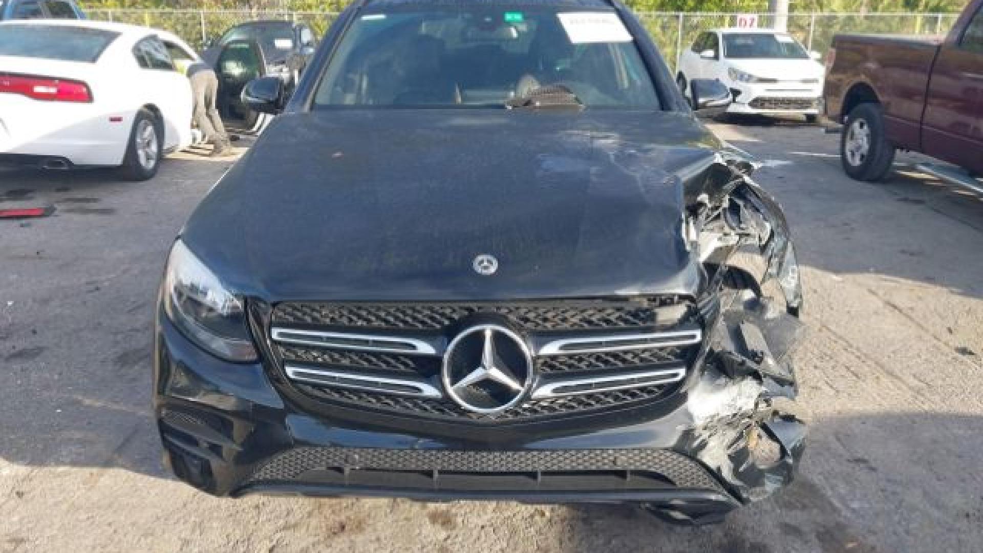 Mercedes - Glc300 - 2019 - Black - 41239602