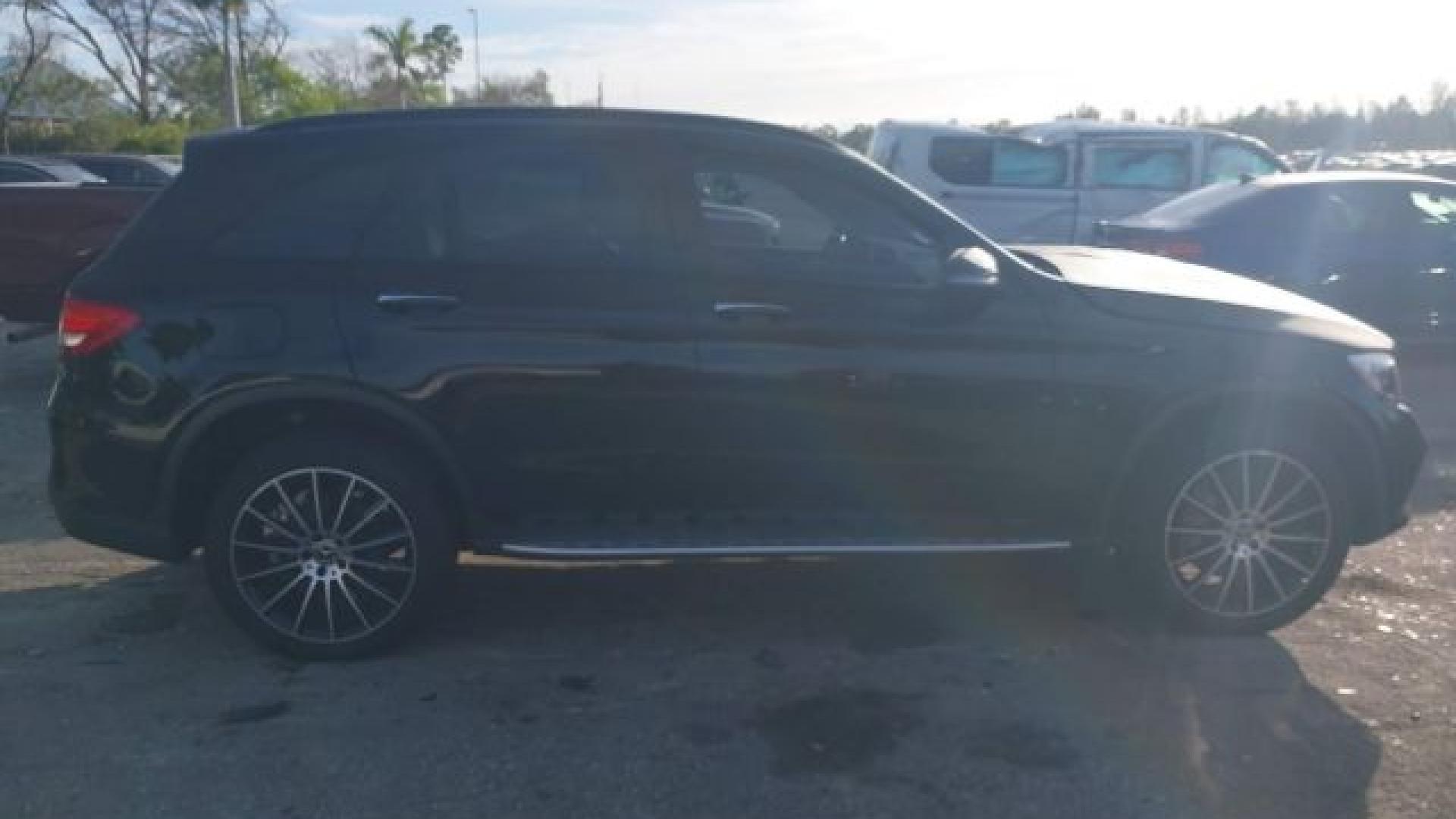 Mercedes - Glc300 - 2019 - Black - 41239602