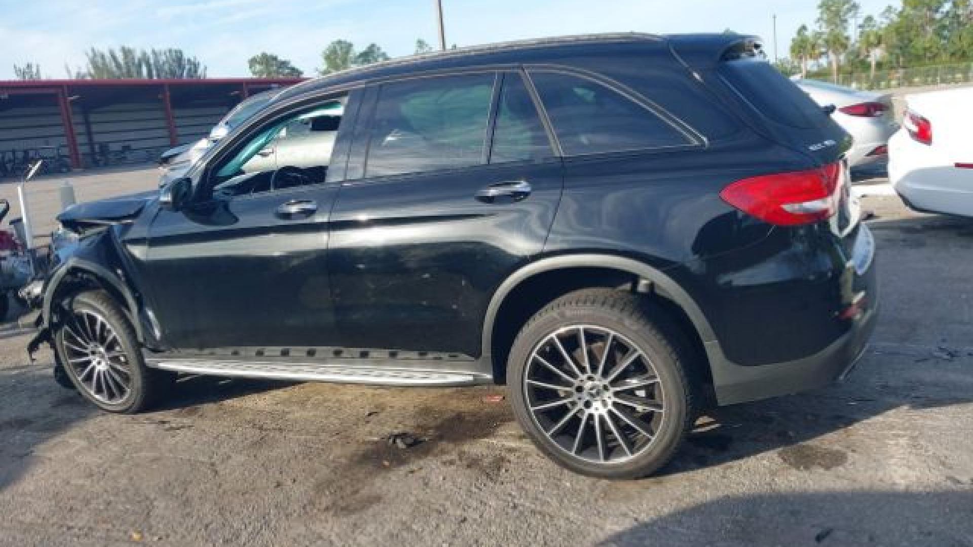 Mercedes - Glc300 - 2019 - Black - 41239602