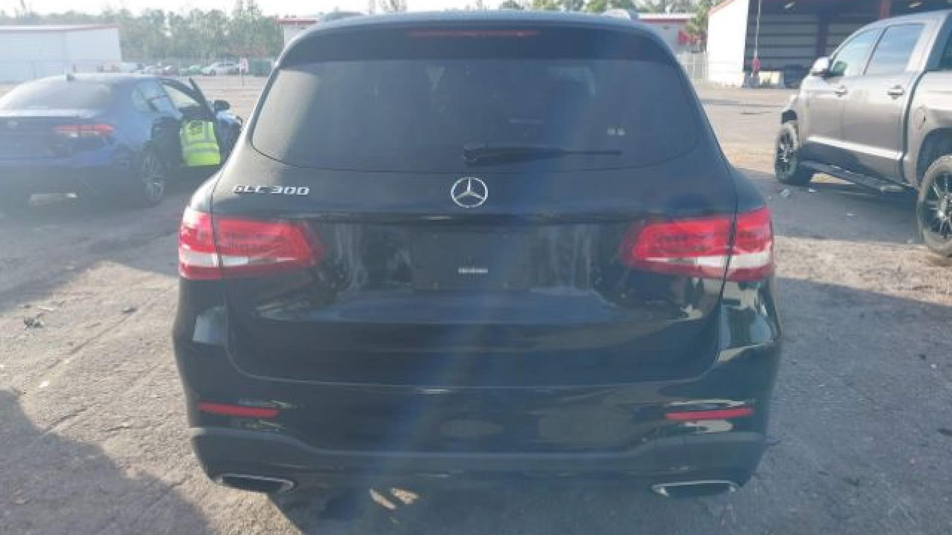 Mercedes - Glc300 - 2019 - Black - 41239602