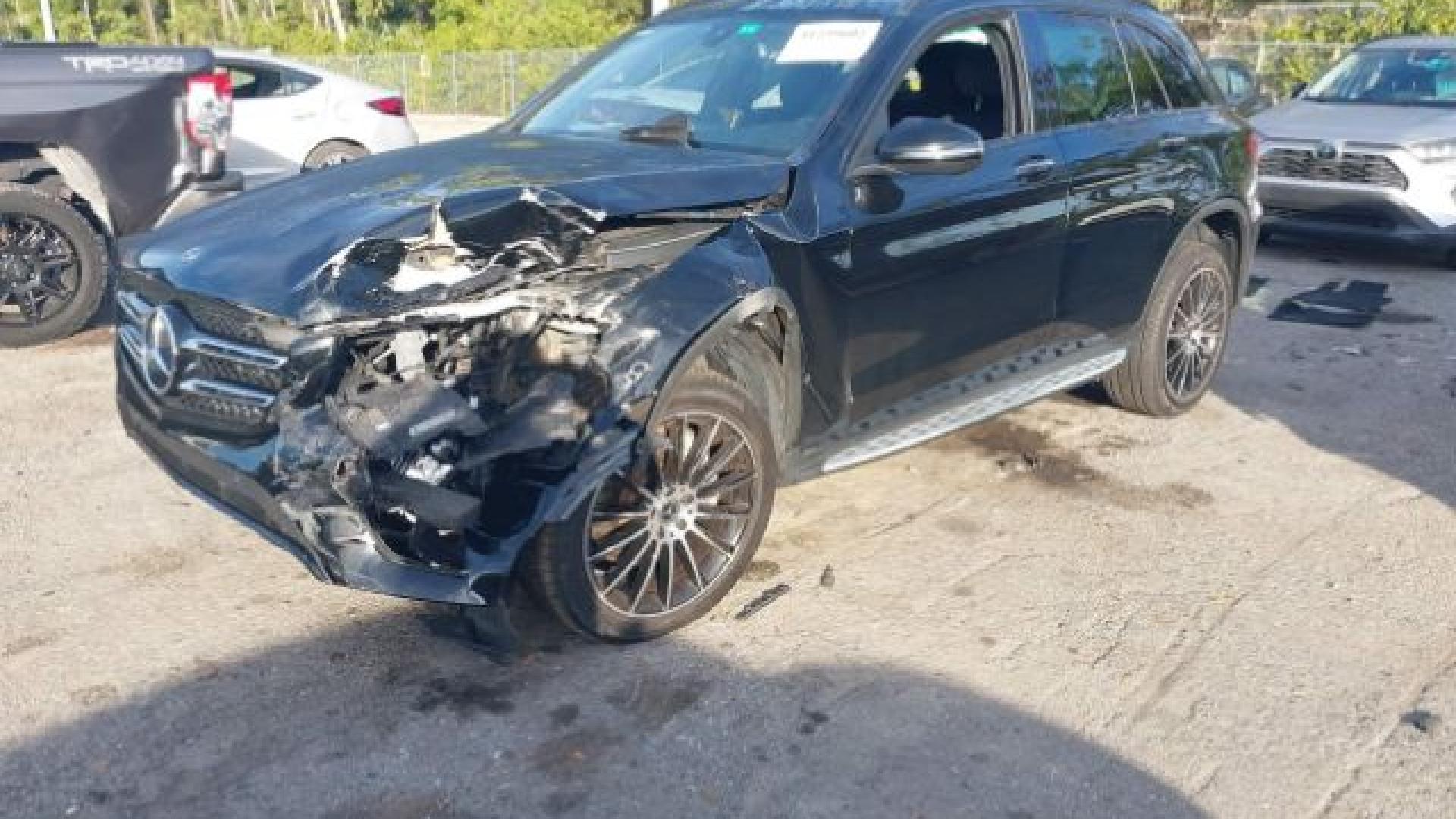 Mercedes - Glc300 - 2019 - Black - 41239602