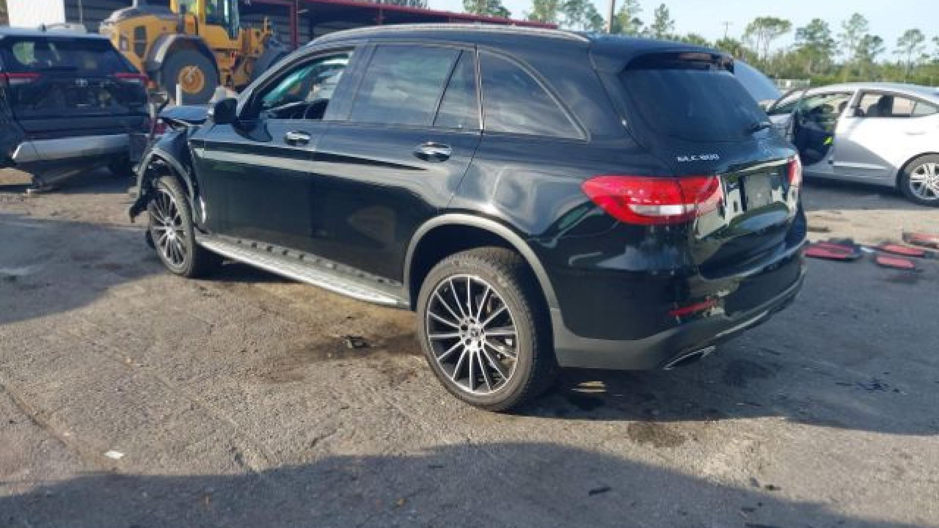 Mercedes - Glc300 - 2019 - Black - 41239602