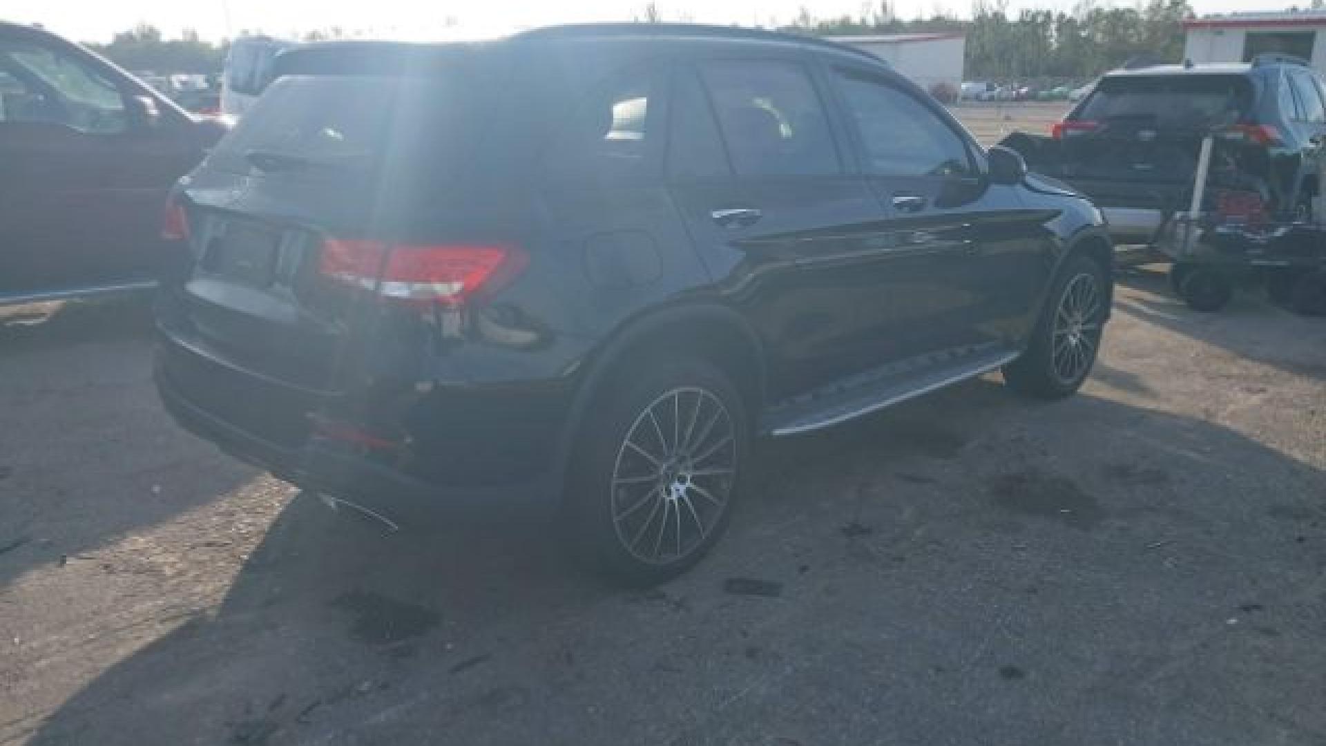 Mercedes - Glc300 - 2019 - Black - 41239602