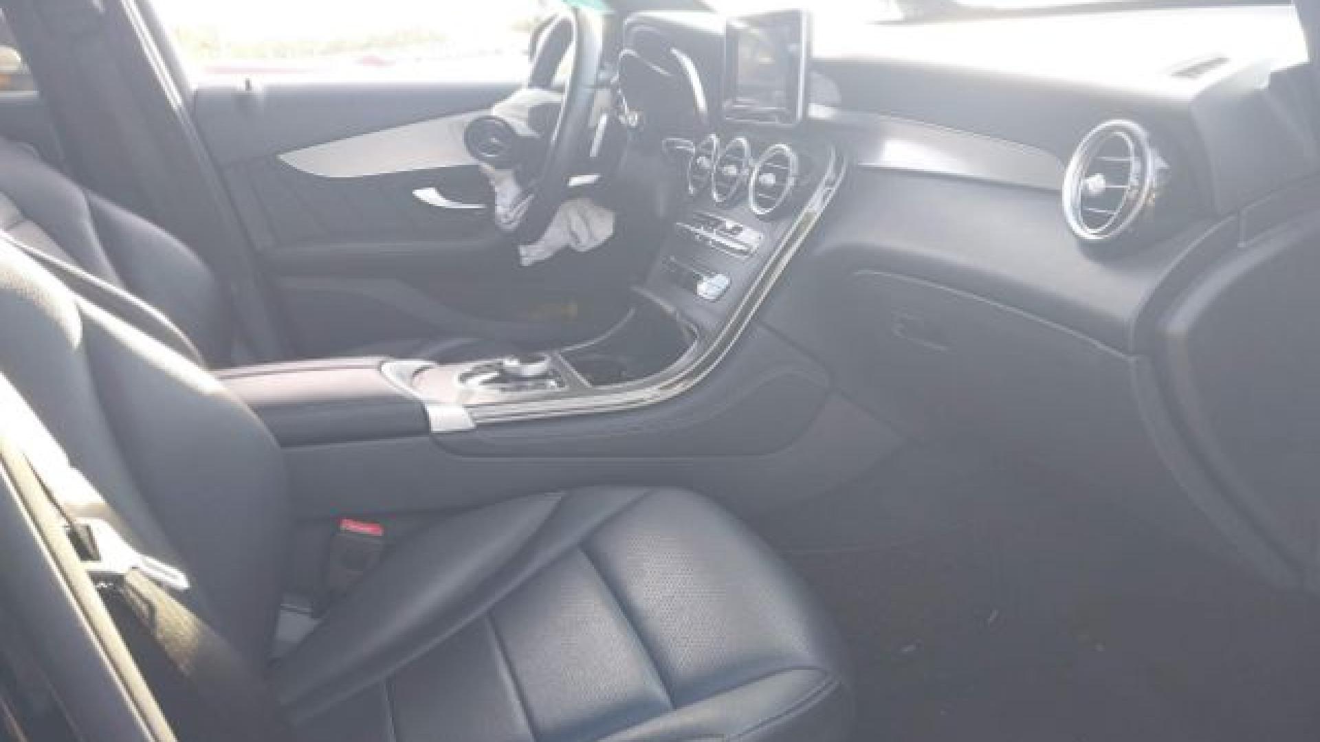 Mercedes - Glc300 - 2019 - Black - 41239602