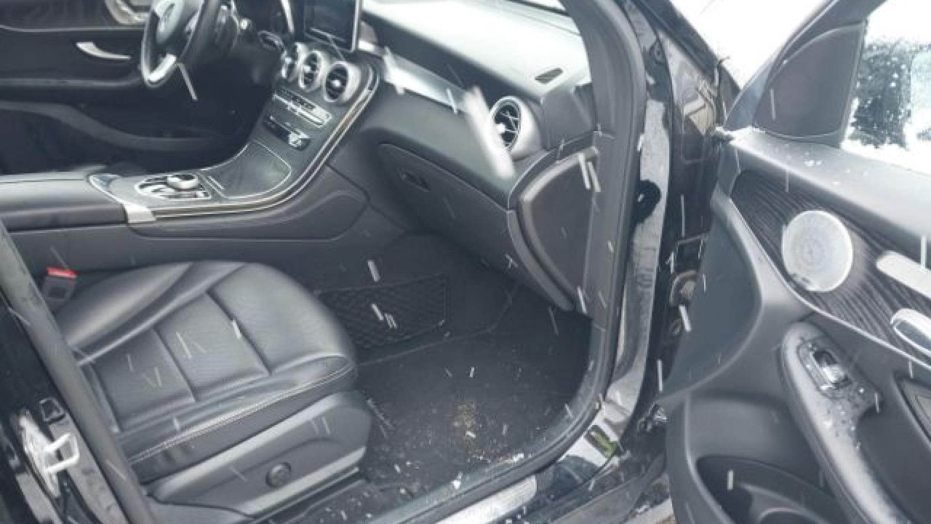 Mercedes - Glc300 - 2018 - Black - 41257095