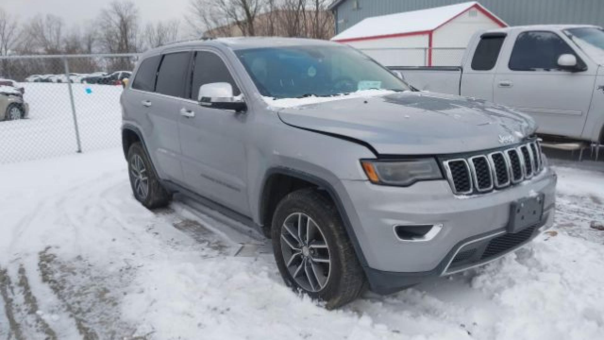 Jeep  - Grand Cherokee - 2017 - Silver - 41258536