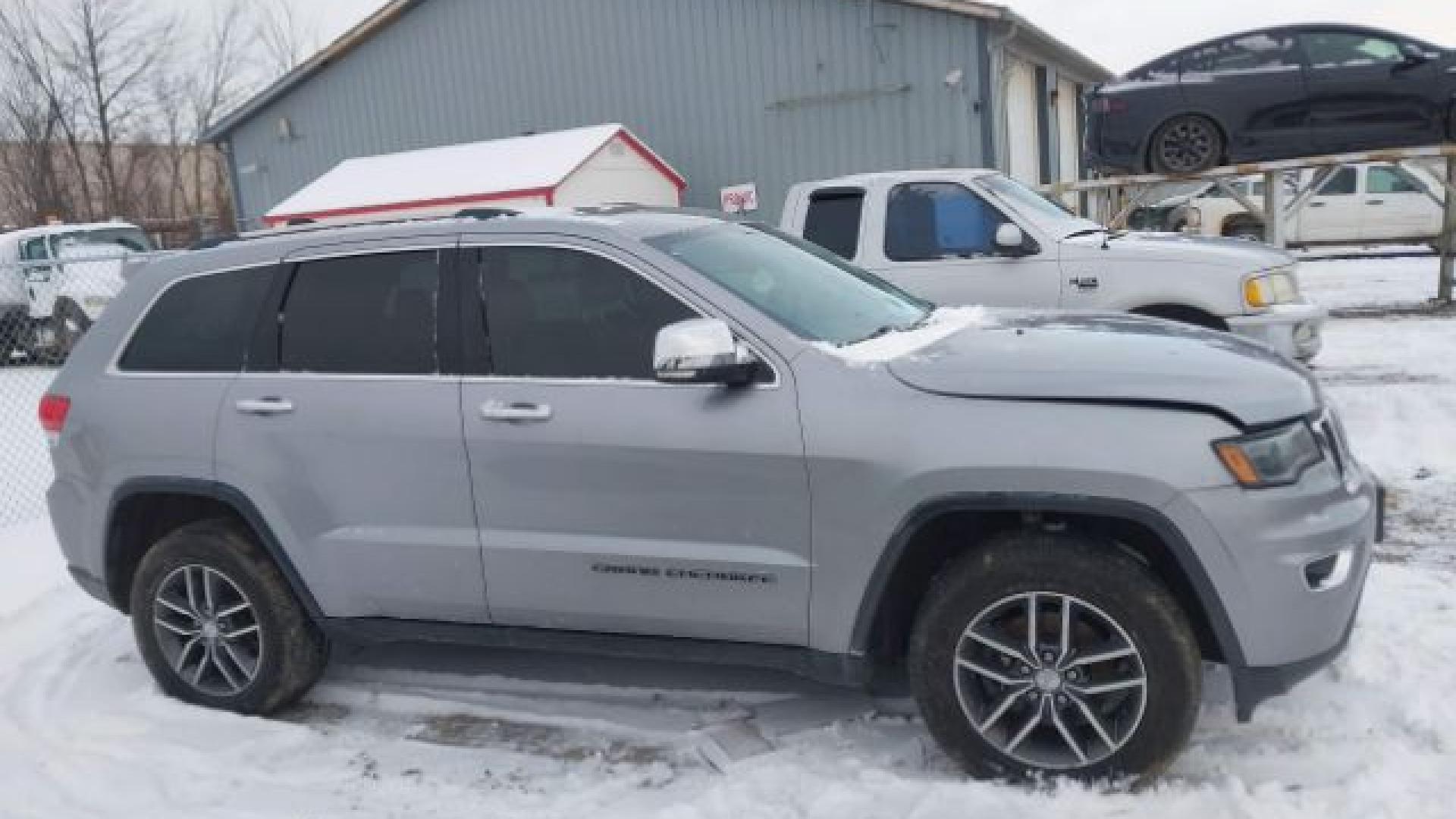 Jeep  - Grand Cherokee - 2017 - Silver - 41258536