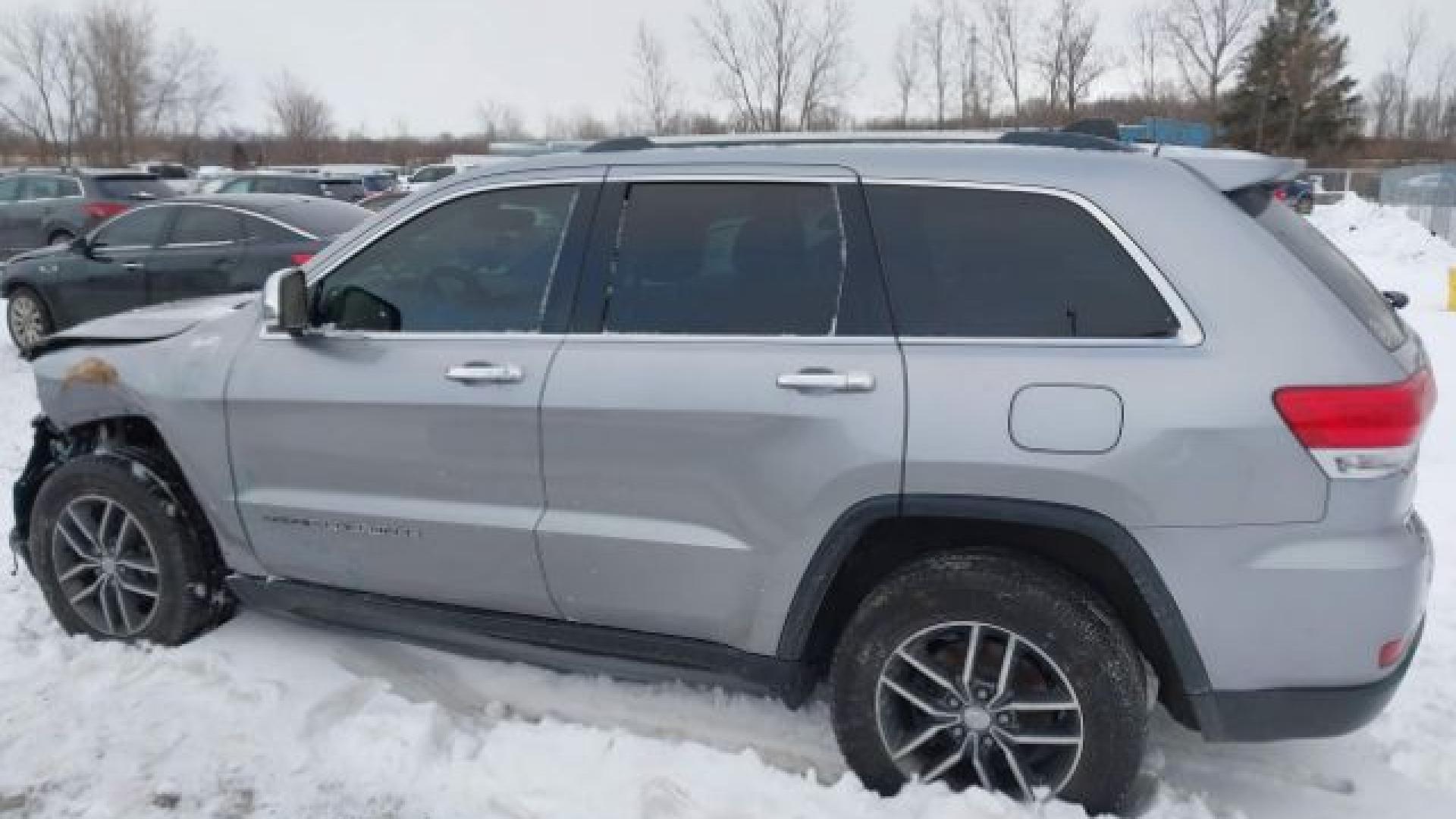 Jeep  - Grand Cherokee - 2017 - Silver - 41258536