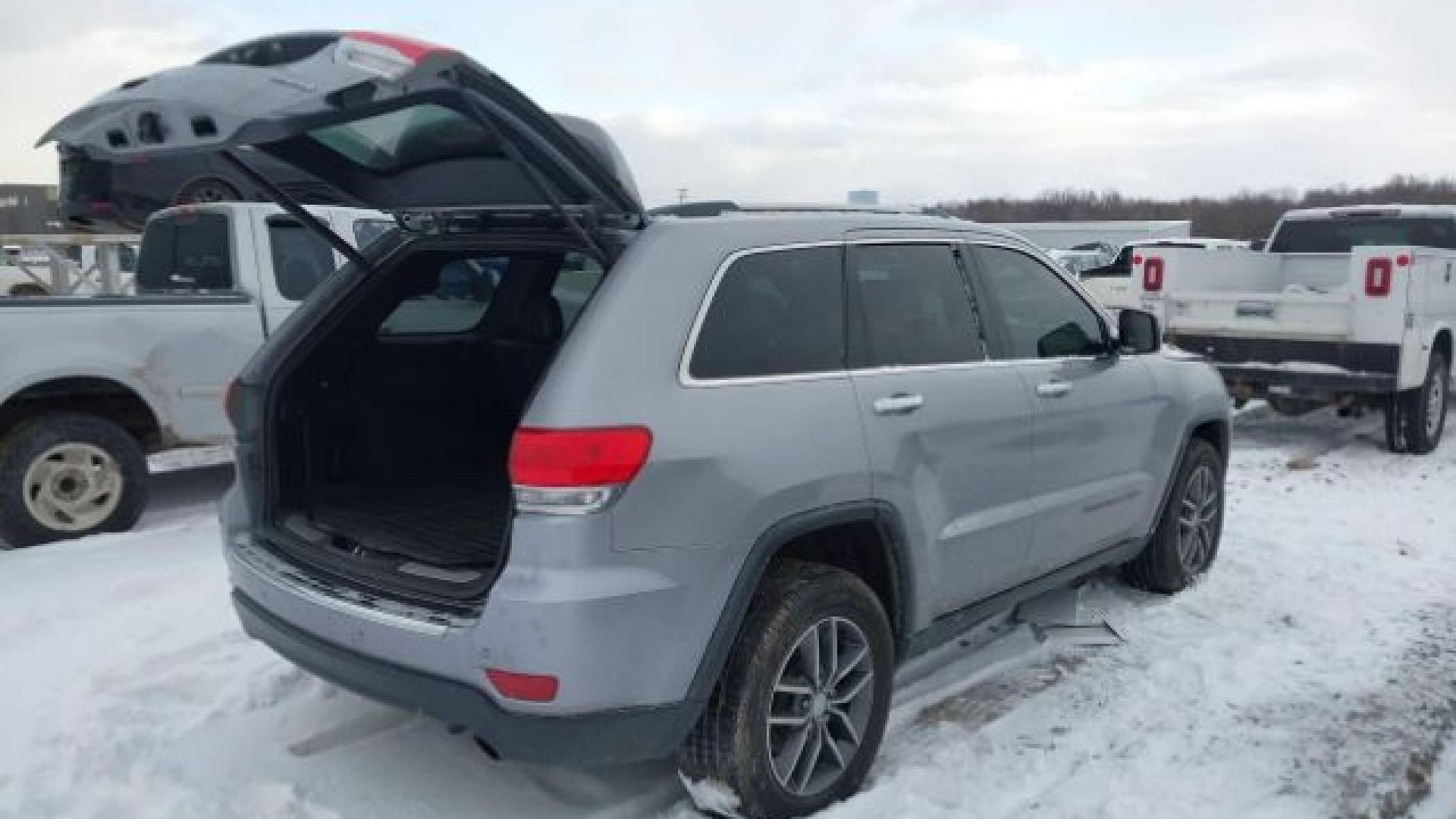 Jeep  - Grand Cherokee - 2017 - Silver - 41258536