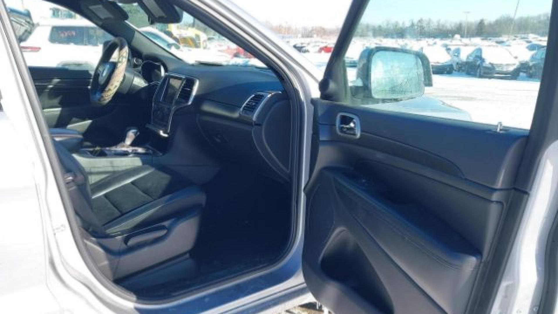 Jeep  - Grand Cherokee - 2018 - Silver - 41289923