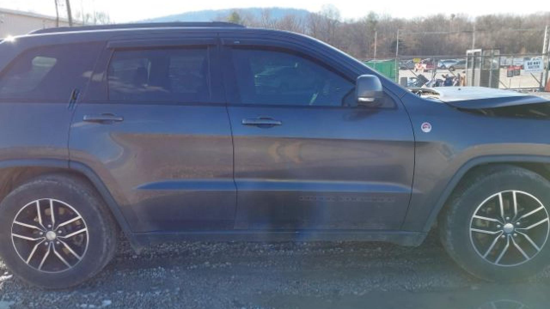 Jeep  - Grand Cherokee - 2017 - Grey - 41294235