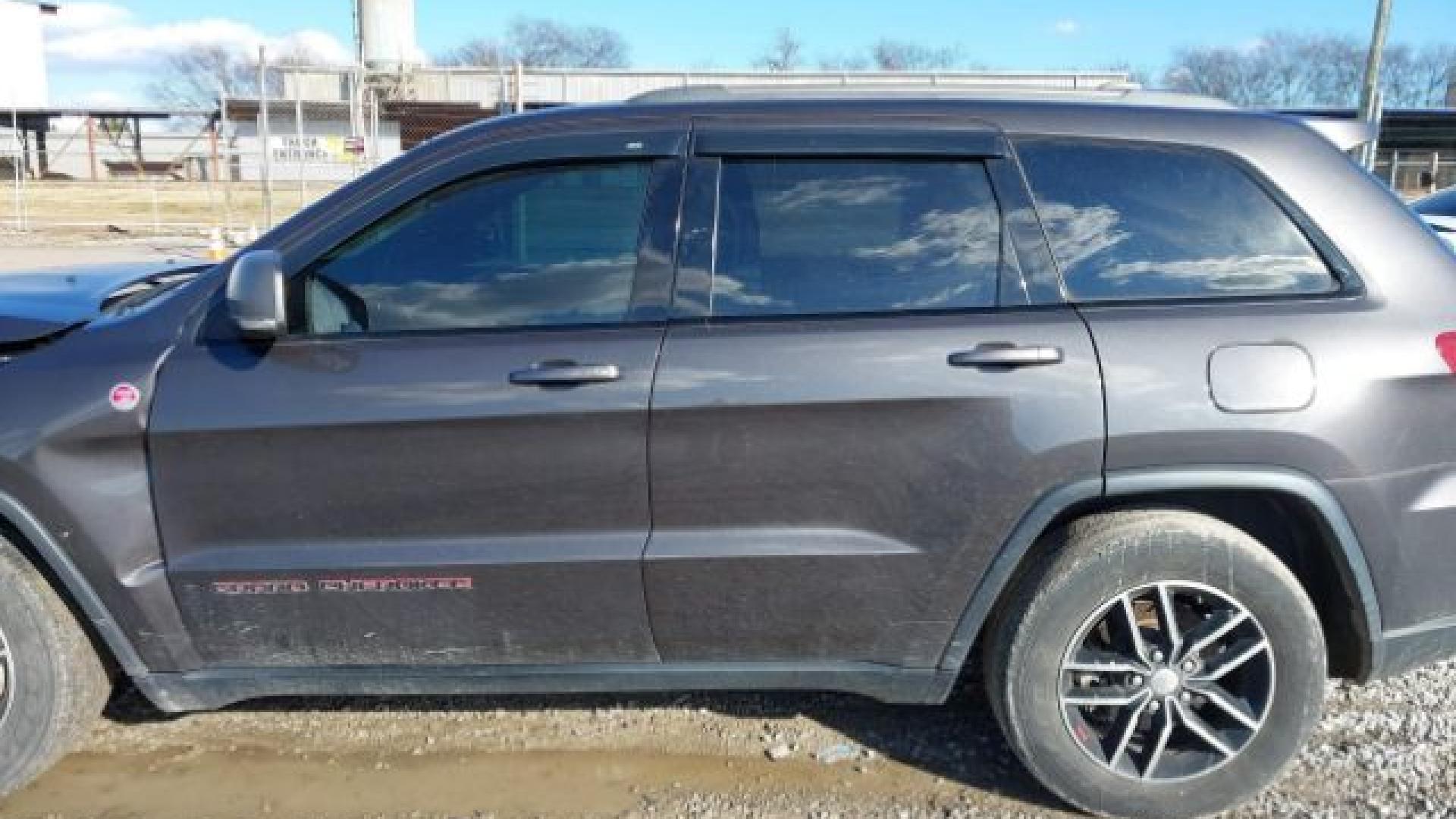 Jeep  - Grand Cherokee - 2017 - Grey - 41294235