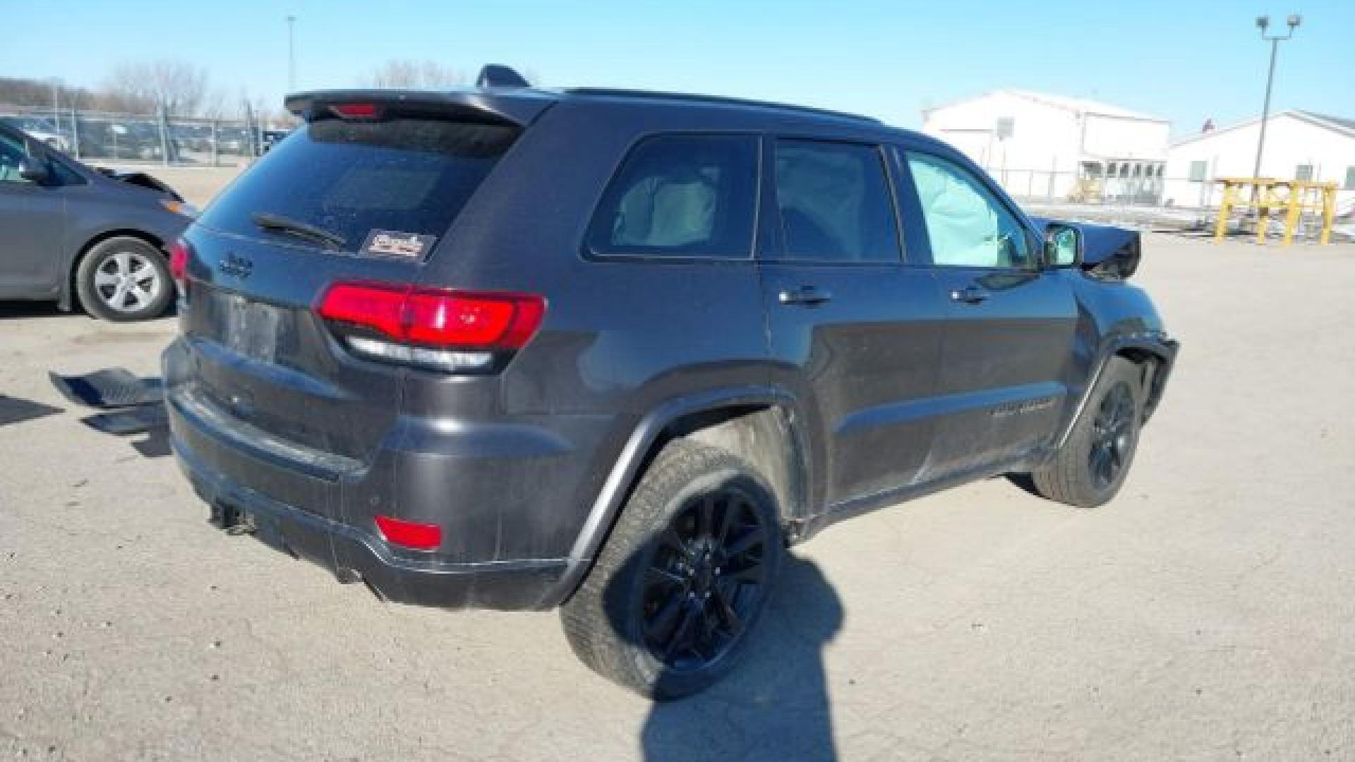 Jeep  - Grand Cherokee - 2017 - Grey - 41367874