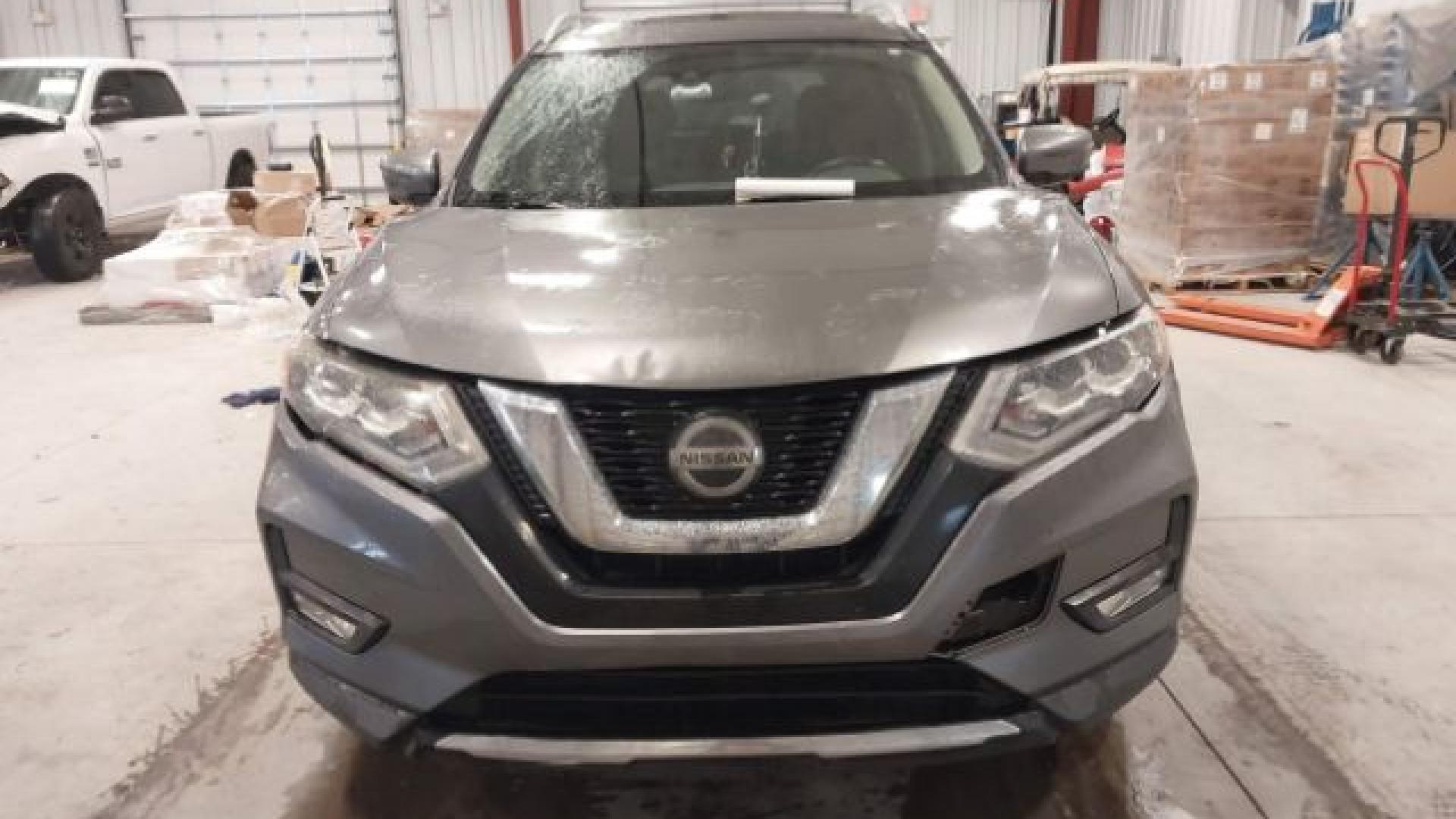 Nissan  - Rogue - 2018 - Silver - 41400786