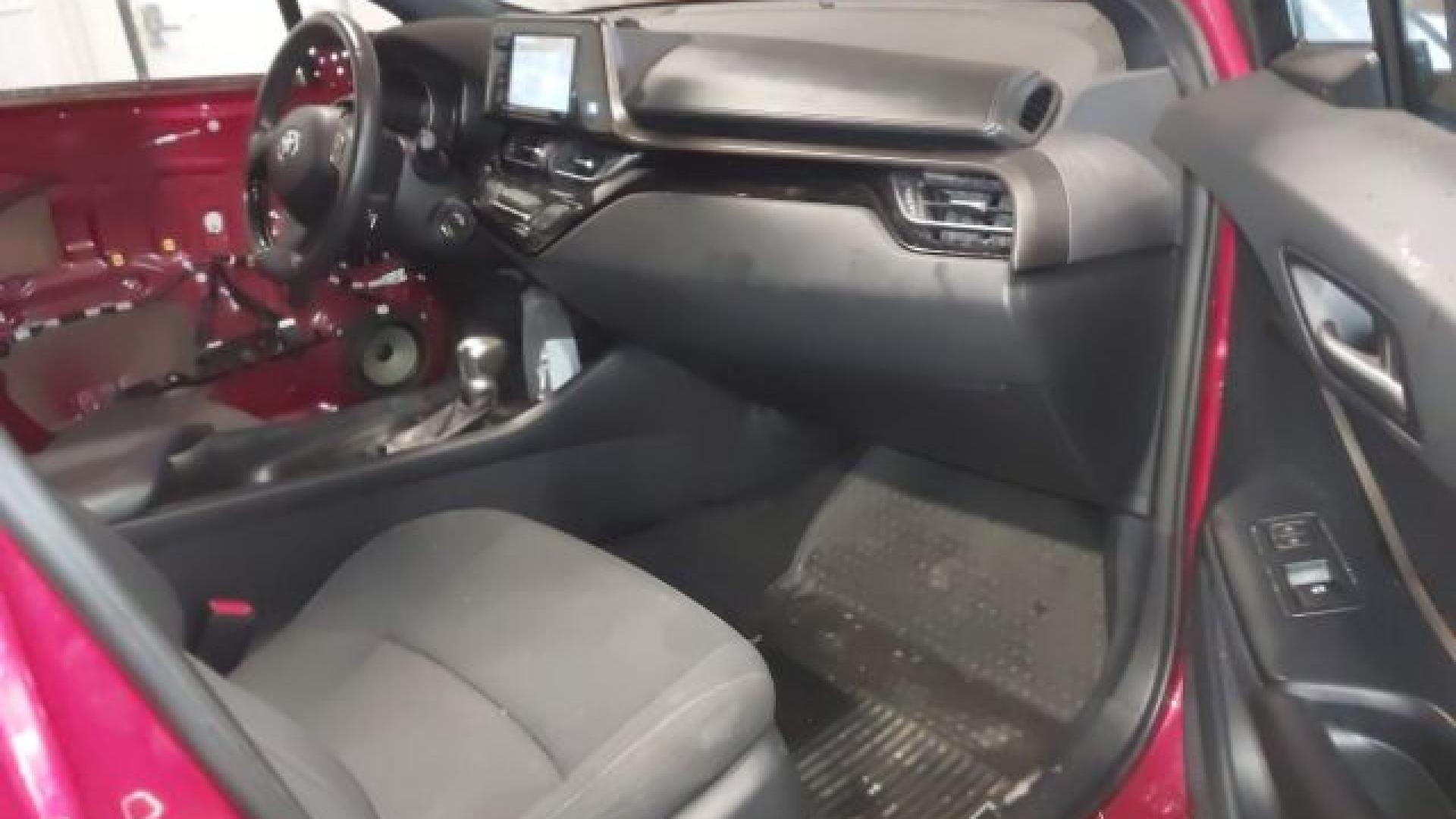 Toyota  - C-Hr  - 2018 - Red - 41476098