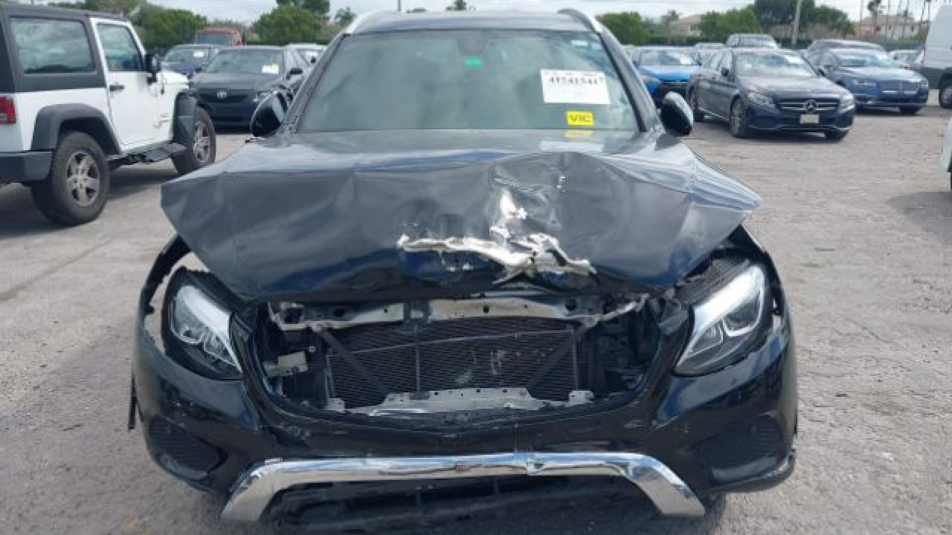 Mercedes - Glc300 - 2018 - Black - 41541541