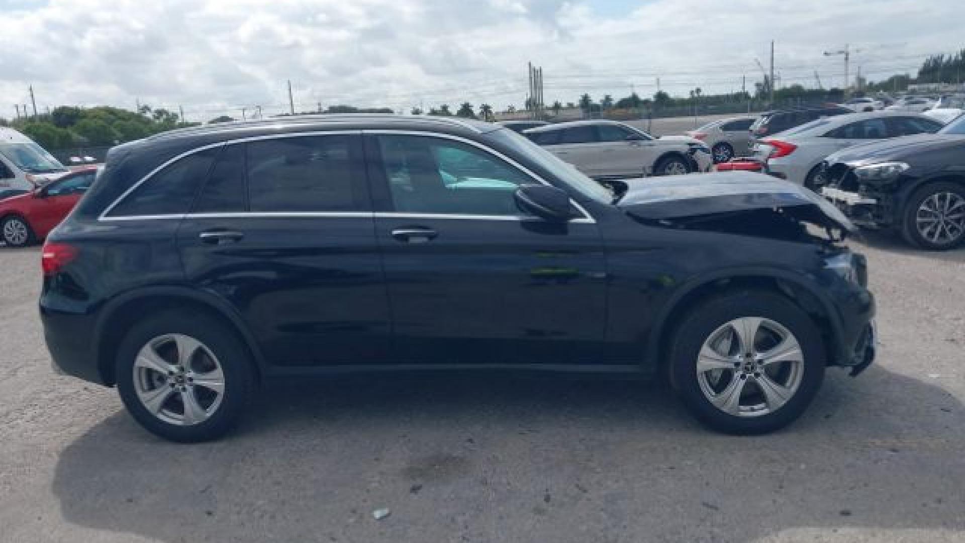 Mercedes - Glc300 - 2018 - Black - 41541541