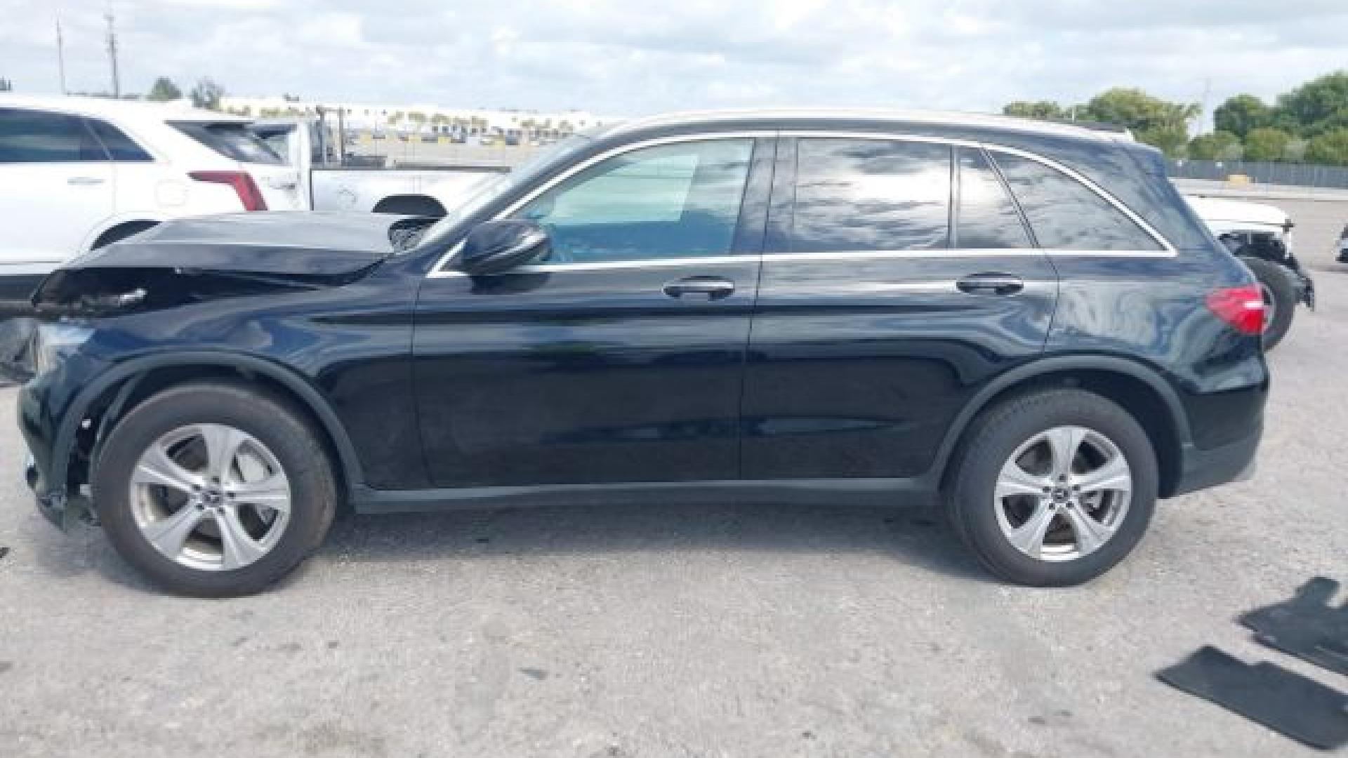 Mercedes - Glc300 - 2018 - Black - 41541541