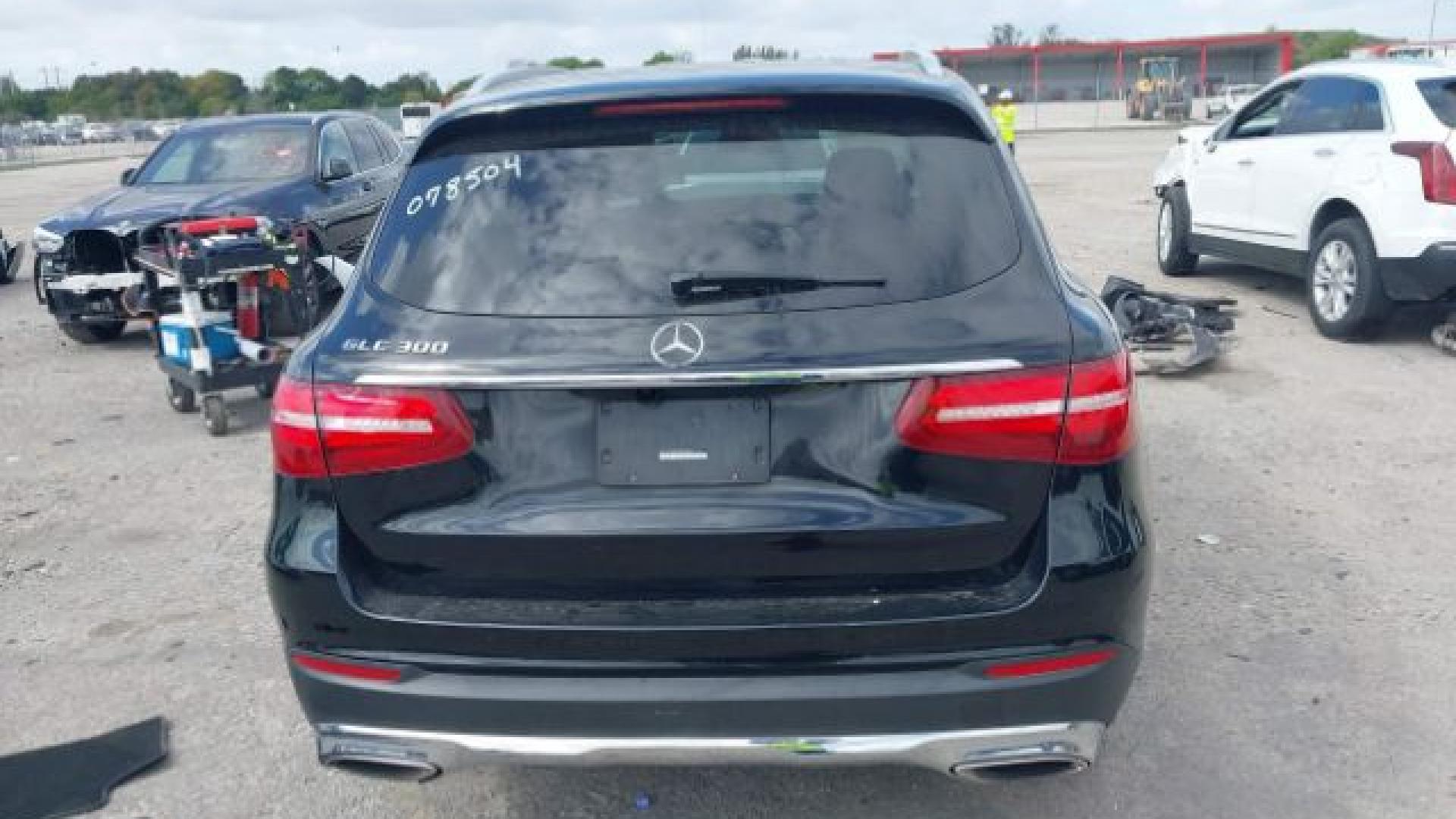 Mercedes - Glc300 - 2018 - Black - 41541541