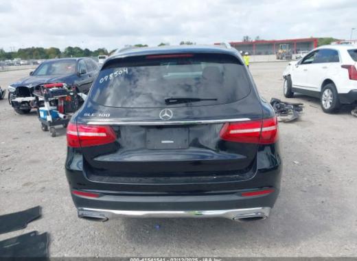 Mercedes - Glc300 - 2018 - Black - 41541541