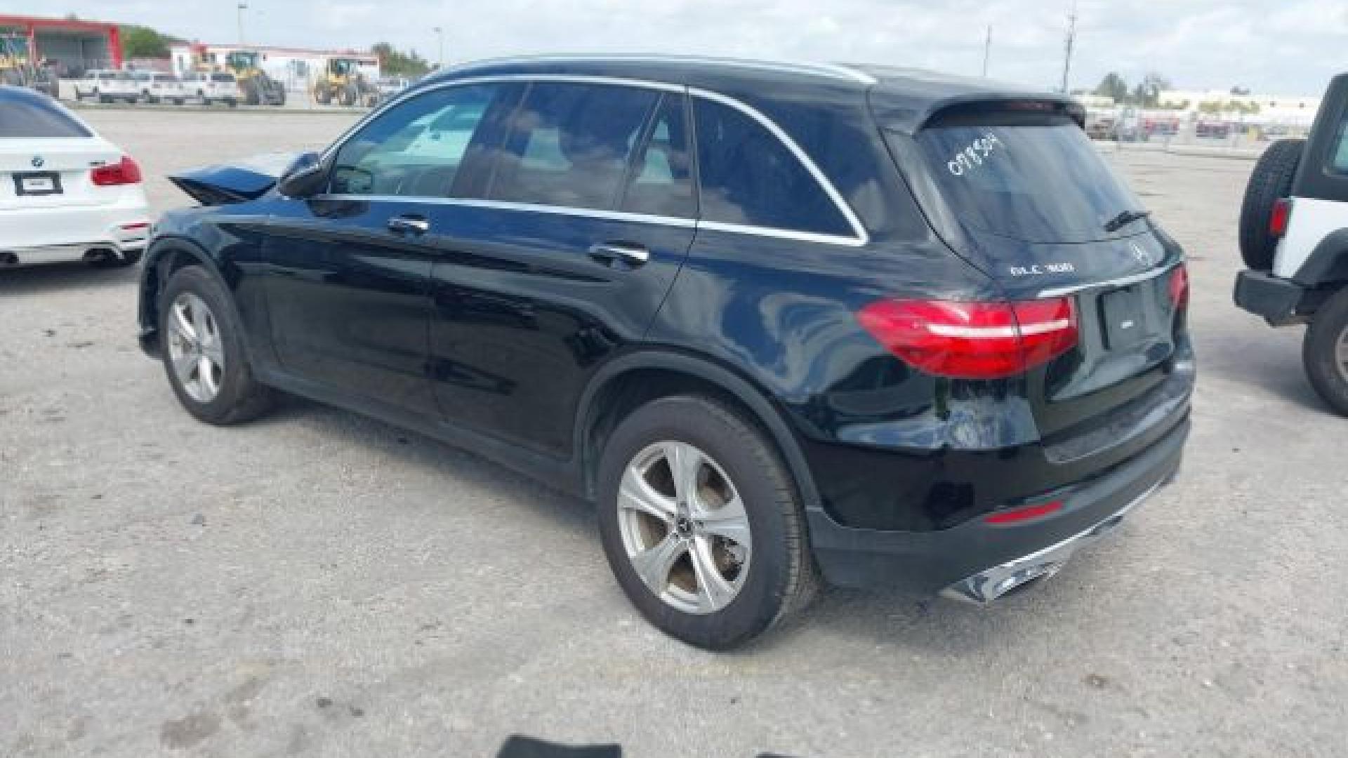 Mercedes - Glc300 - 2018 - Black - 41541541