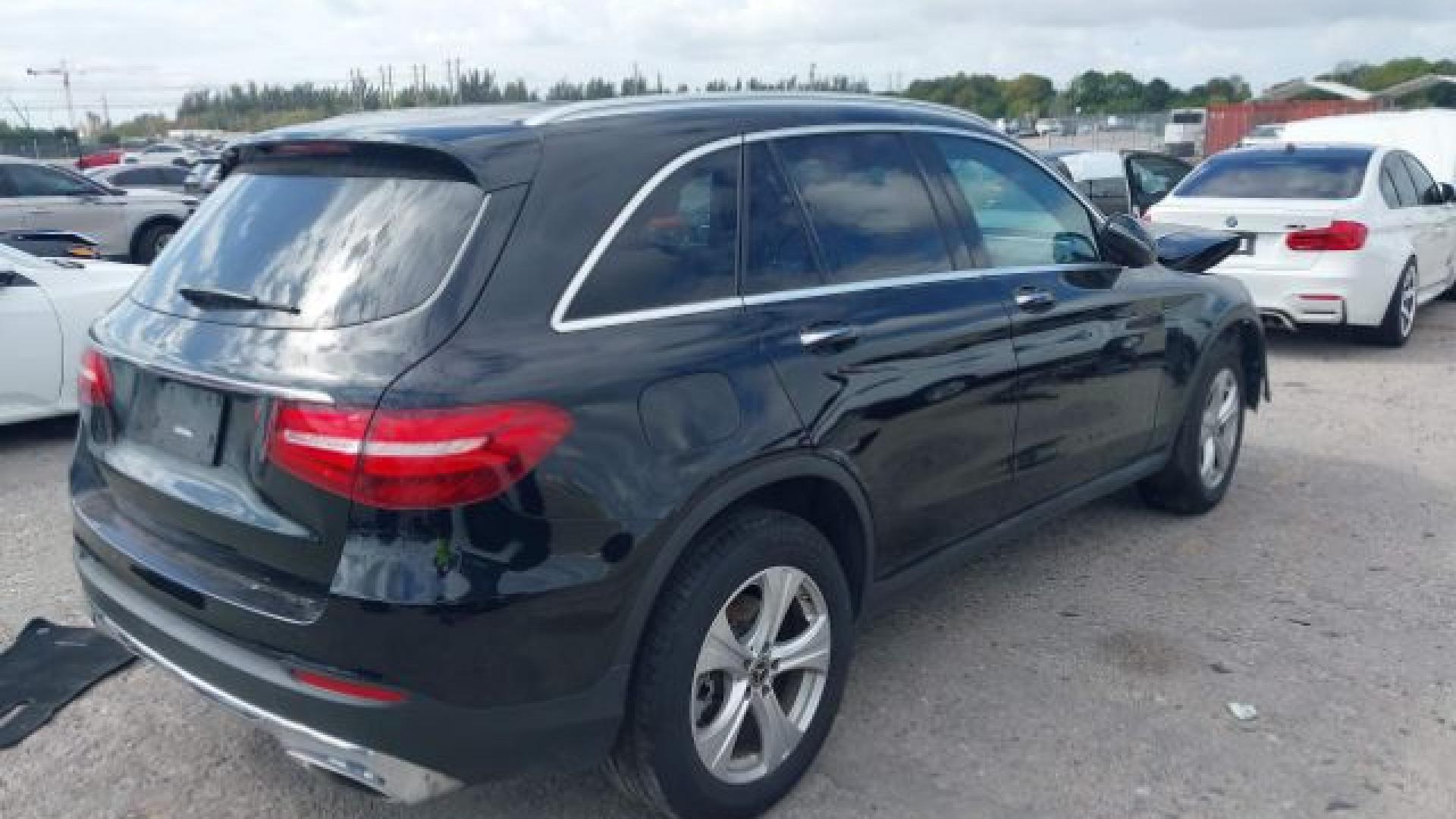 Mercedes - Glc300 - 2018 - Black - 41541541