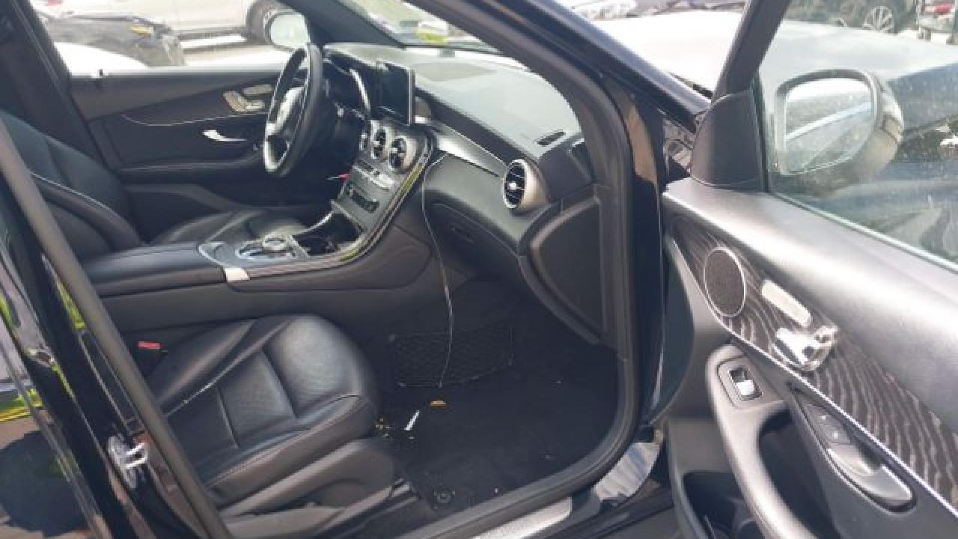 Mercedes - Glc300 - 2018 - Black - 41541541