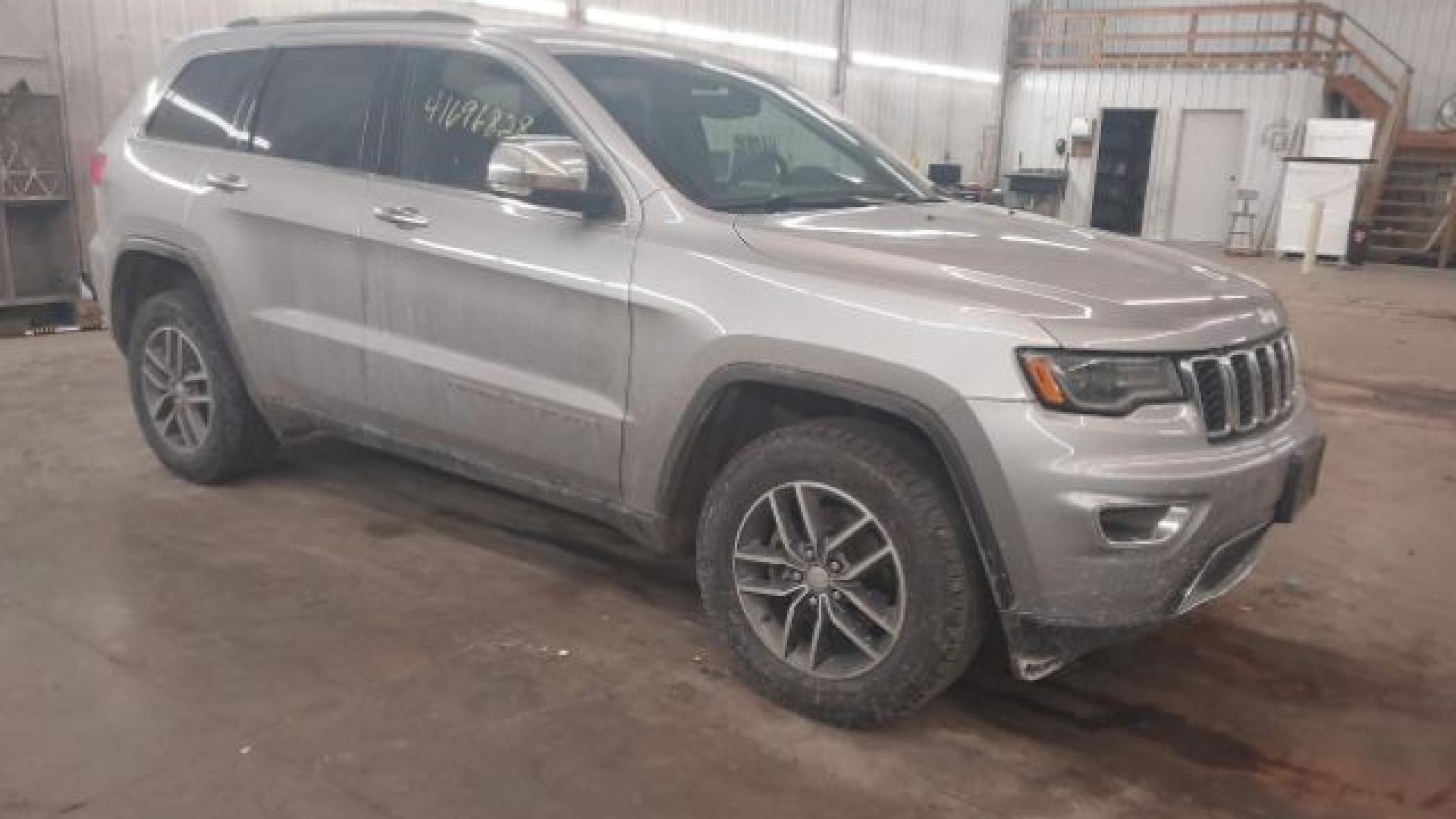 Jeep  - Grand Cherokee - 2017 - Silver - 41696828