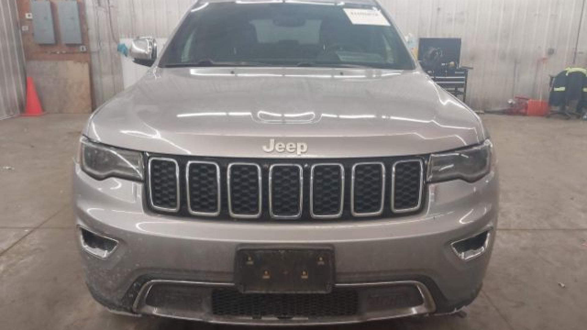 Jeep  - Grand Cherokee - 2017 - Silver - 41696828