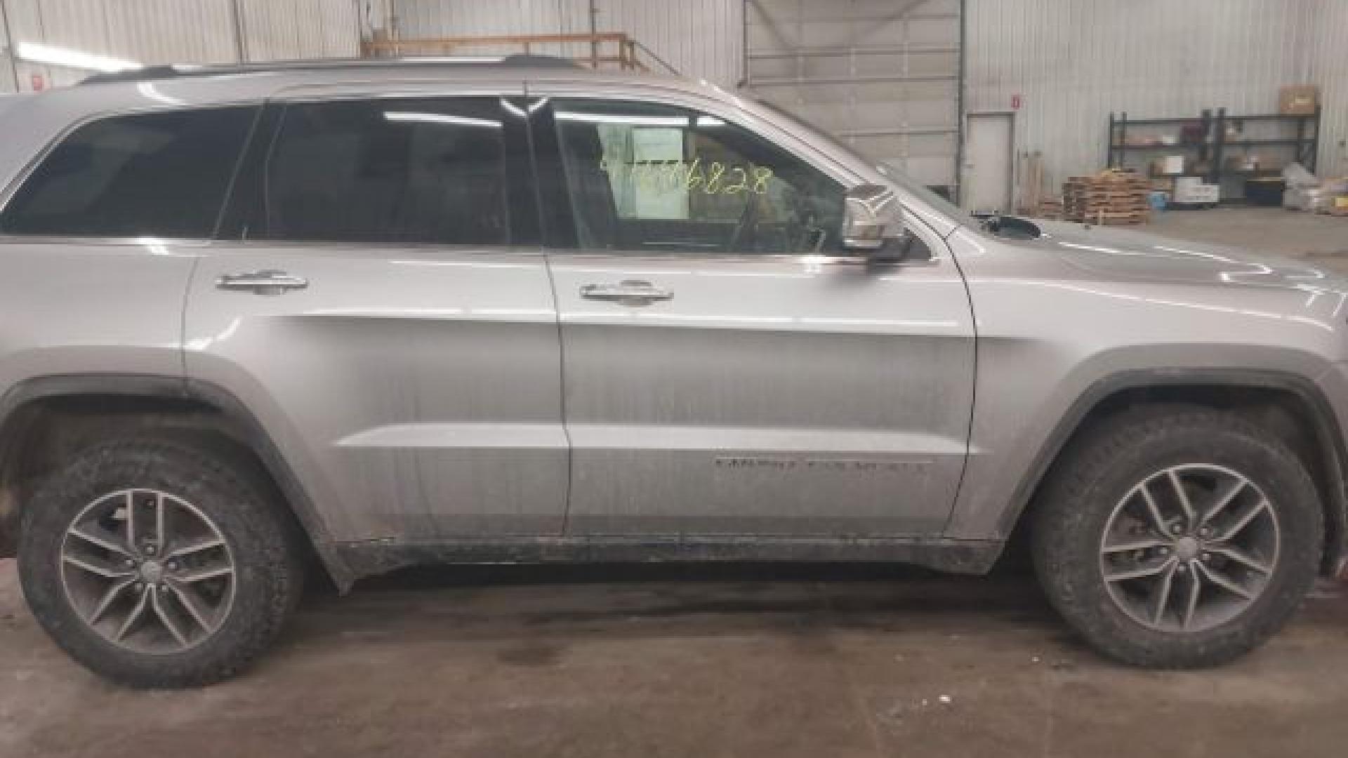 Jeep  - Grand Cherokee - 2017 - Silver - 41696828