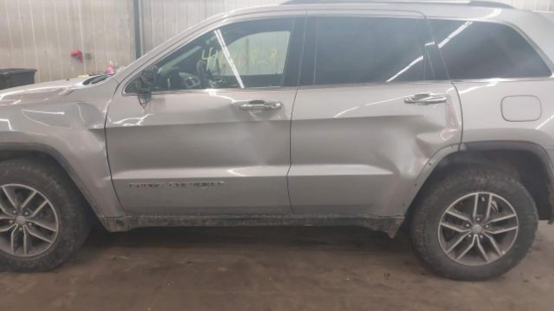 Jeep  - Grand Cherokee - 2017 - Silver - 41696828