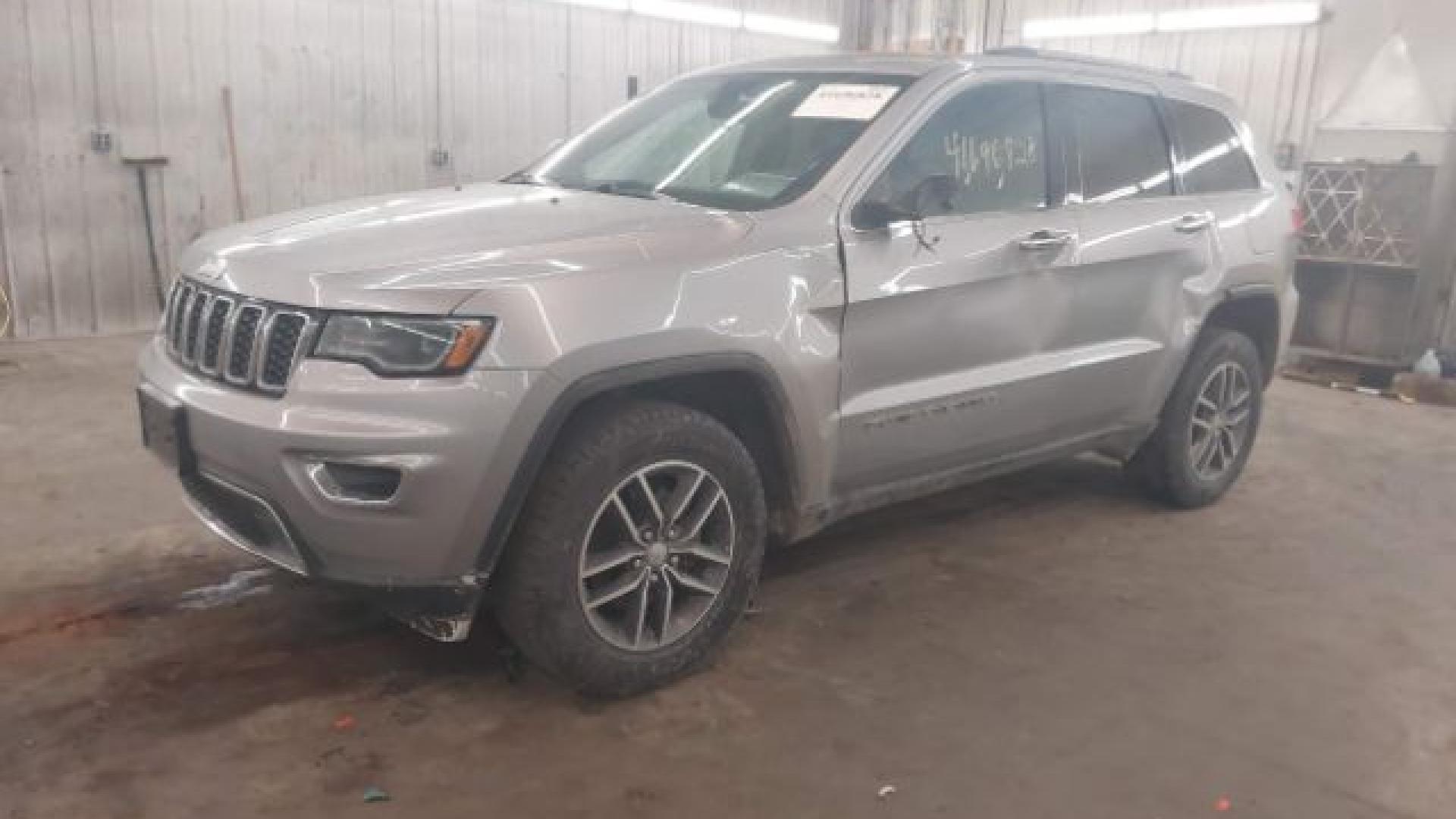 Jeep  - Grand Cherokee - 2017 - Silver - 41696828