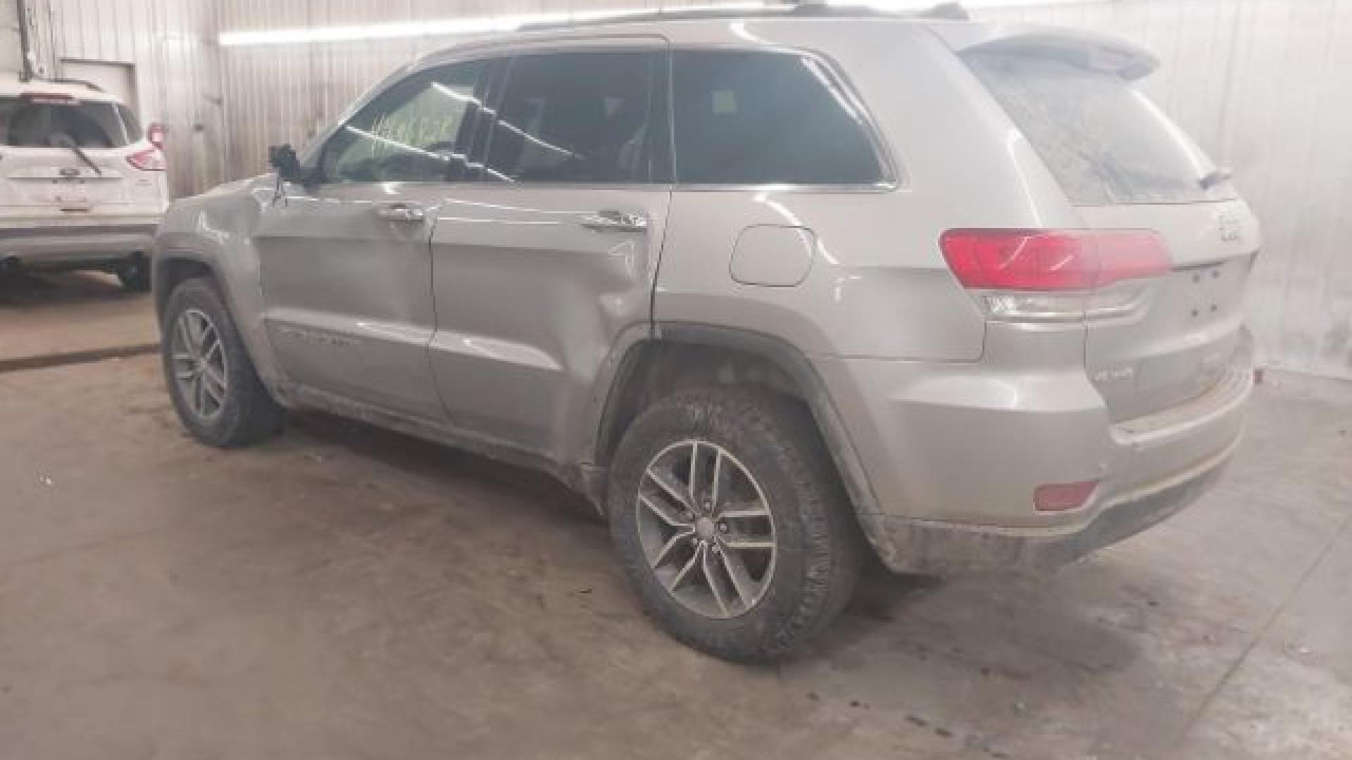 Jeep  - Grand Cherokee - 2017 - Silver - 41696828