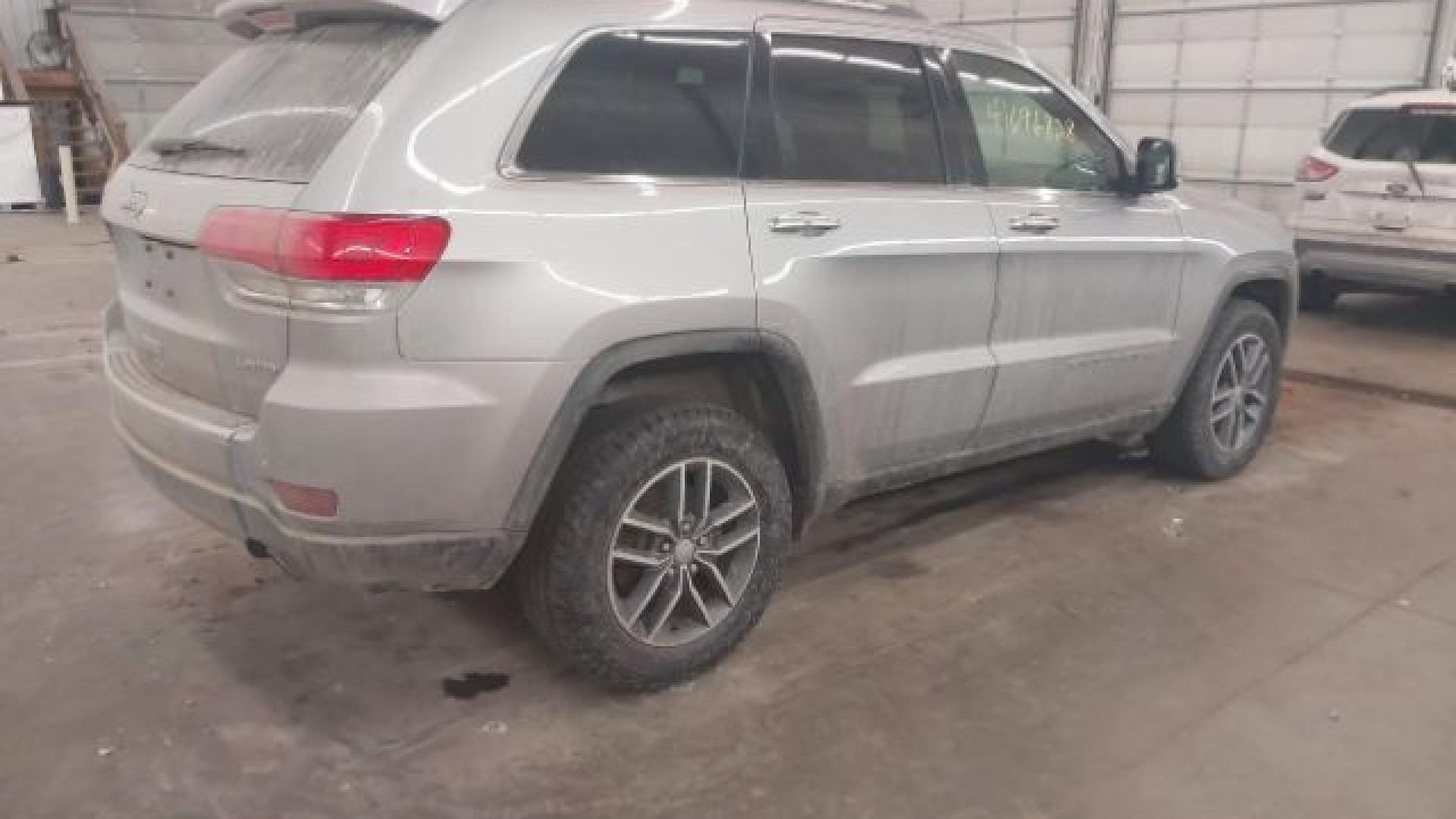 Jeep  - Grand Cherokee - 2017 - Silver - 41696828